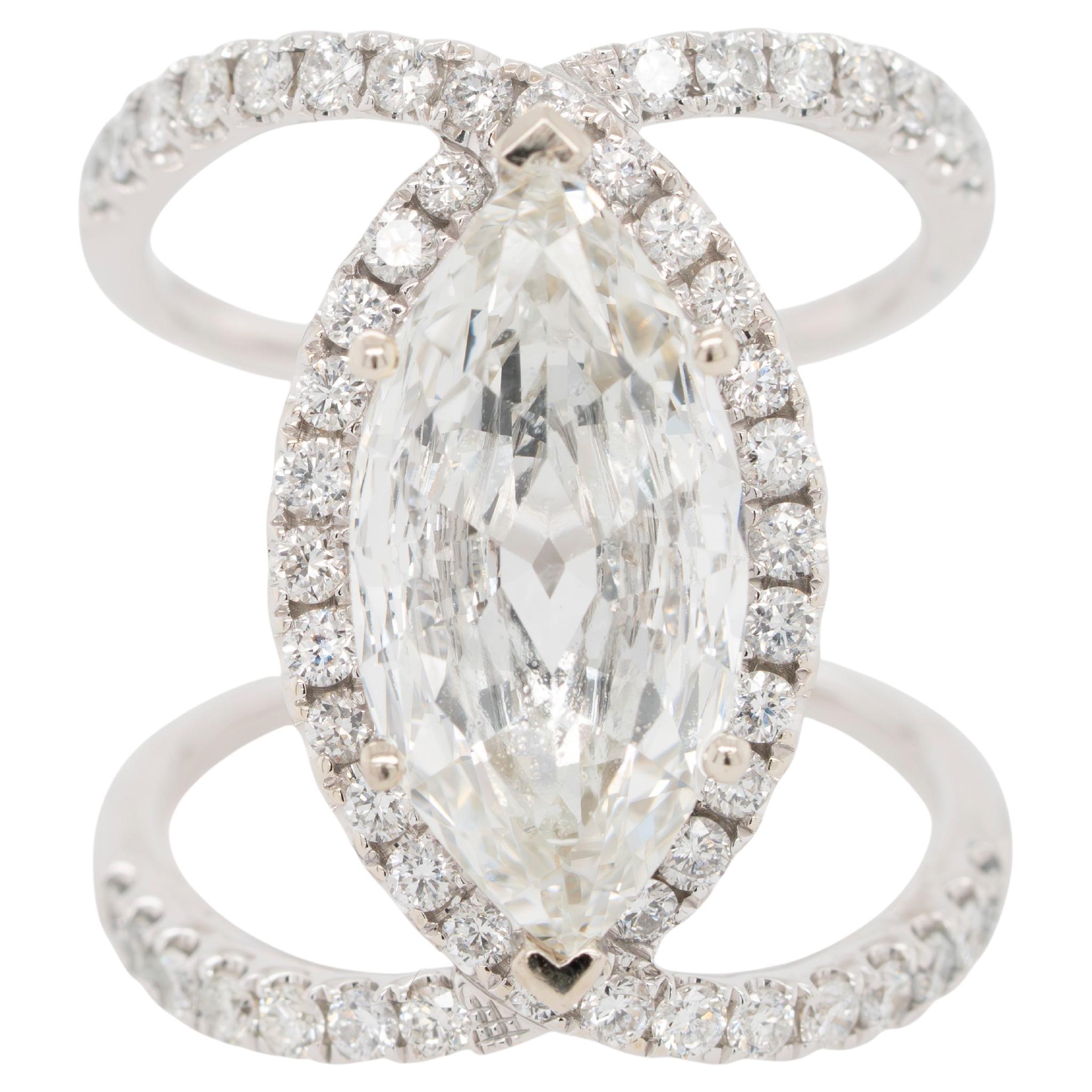 Verlobungsring aus 14 Karat Weißgold mit Diamant-Halo im Marquise-Schliff