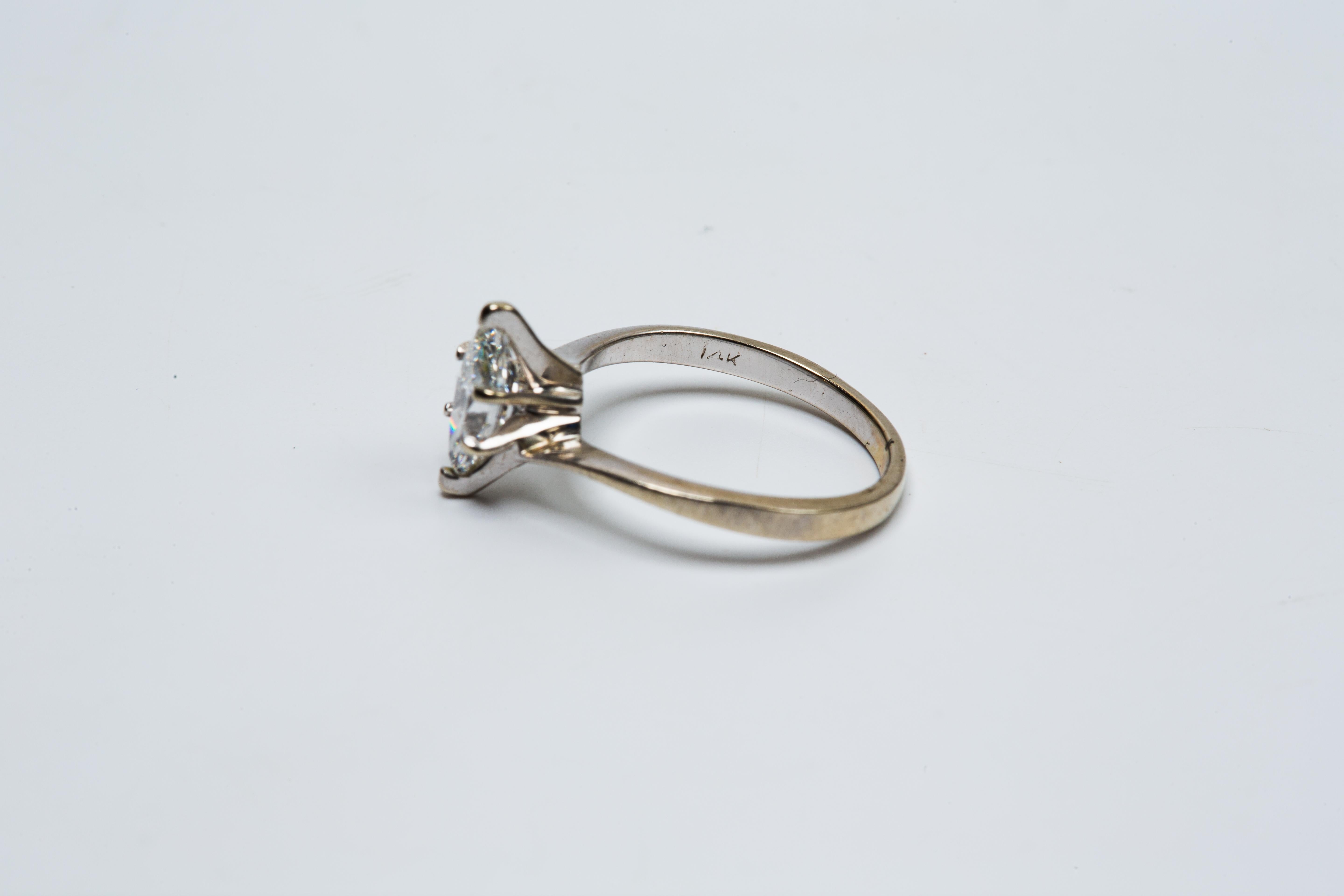 Anello di fidanzamento con diamante marquise in oro bianco 14k in vendita 5