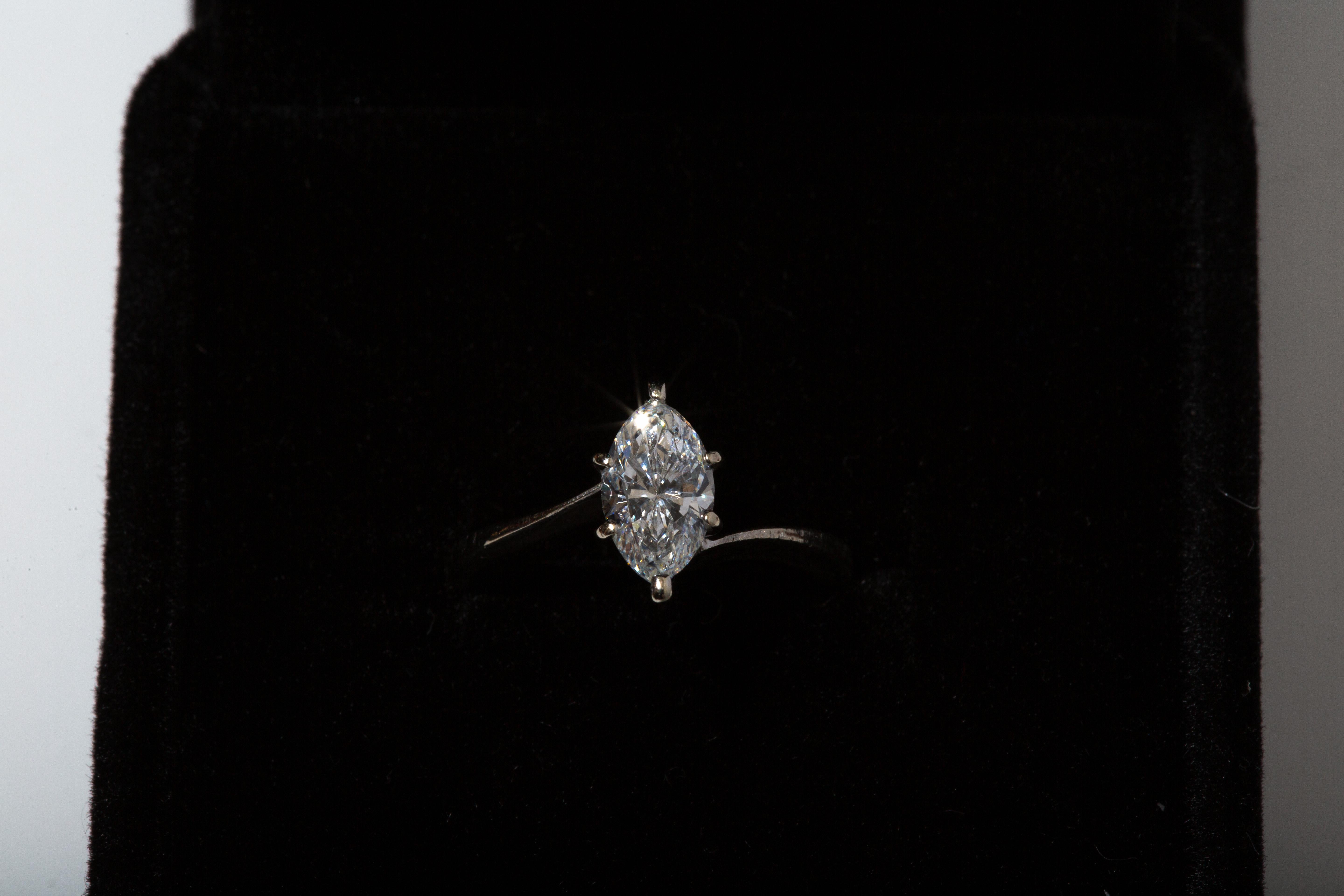 Materiale: oro bianco 14k
Pietra preziosa: Diamante 0,90 cttw Colore H. H., Chiarezza SI1-SI2
Peso: 2 grammi
Dimensione: 4.25

Classico anello con diamante marquise. L'incastonatura semplicistica mette in risalto la bellezza e la lucentezza di