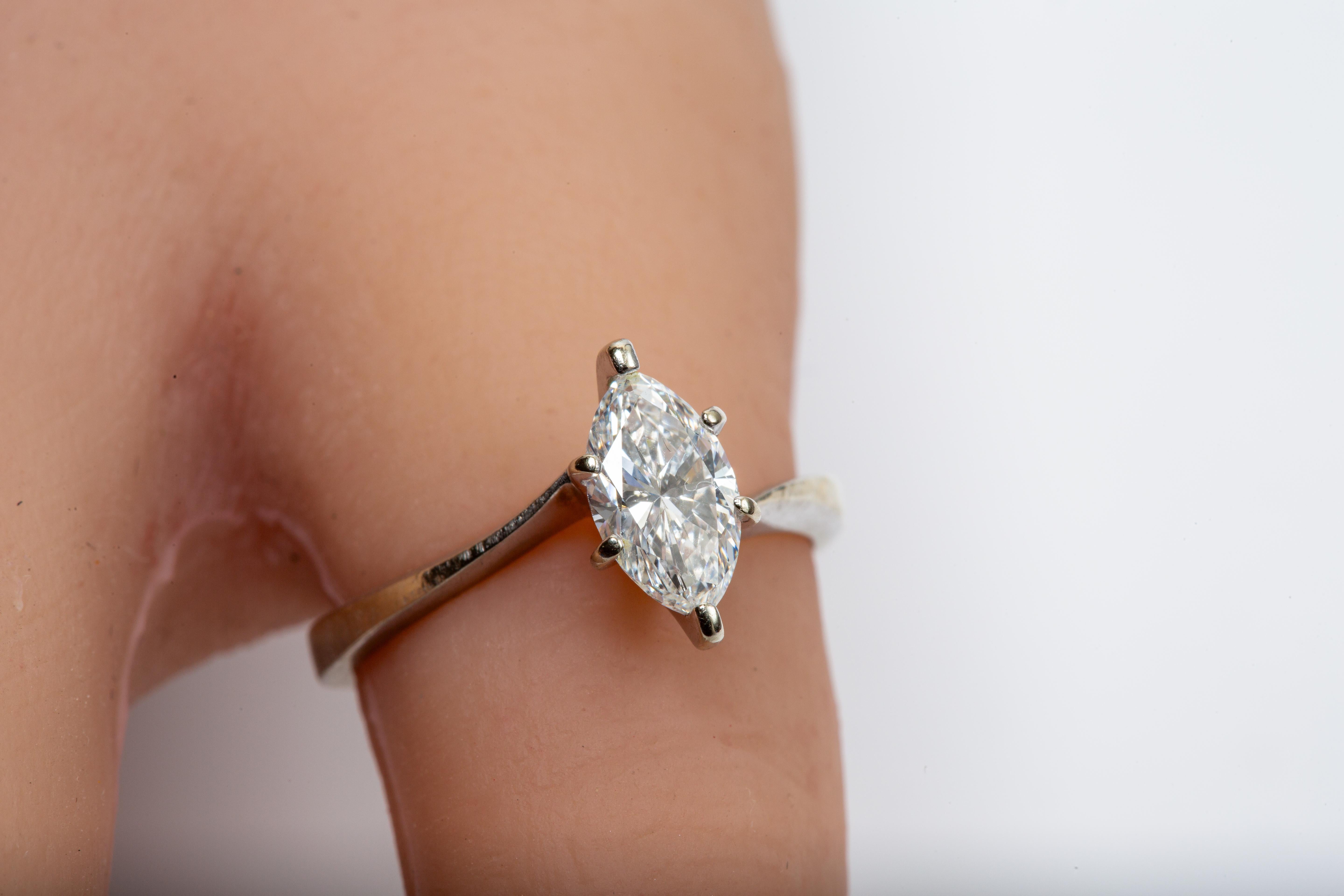 Taglio marquise Anello di fidanzamento con diamante marquise in oro bianco 14k in vendita
