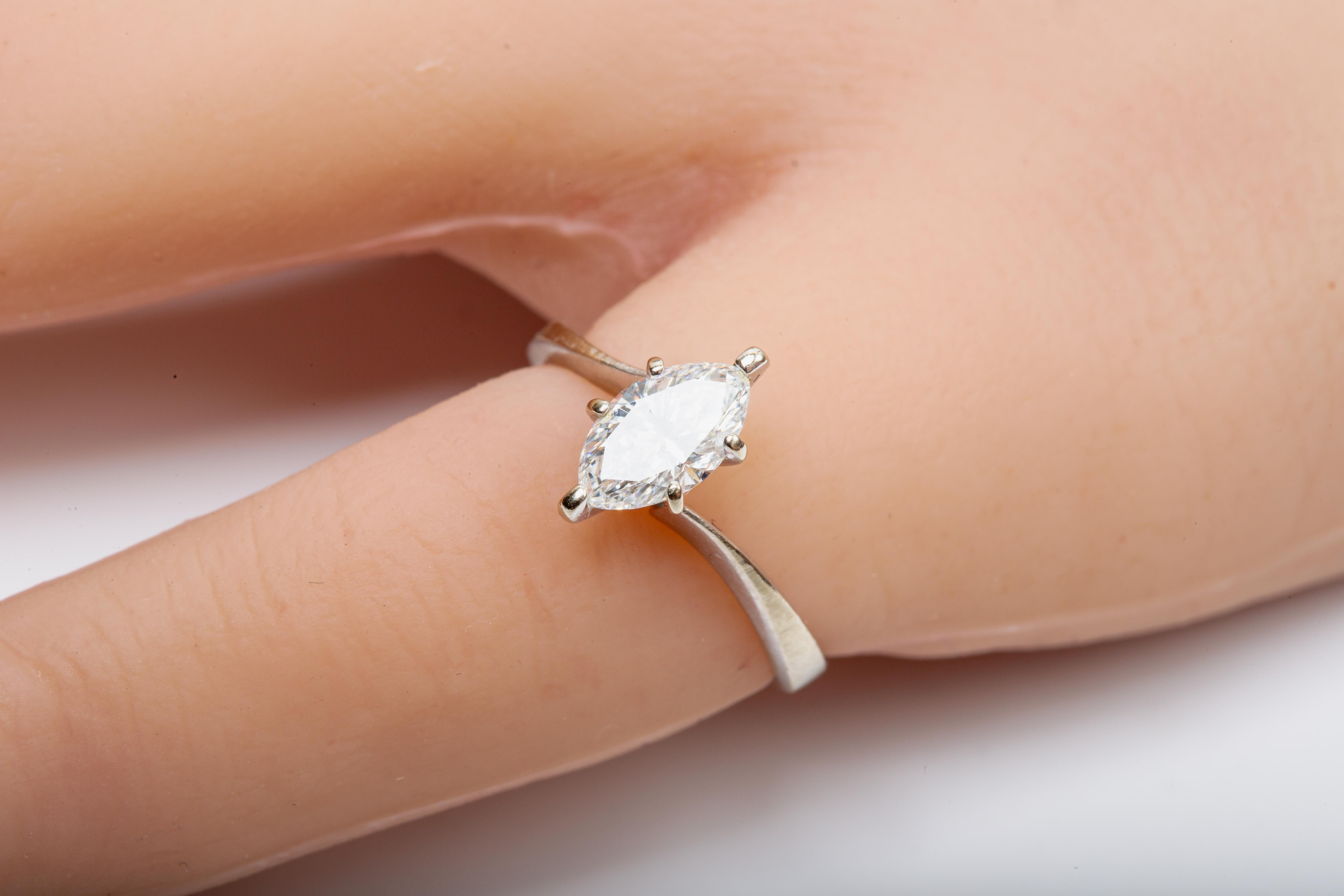 Anello di fidanzamento con diamante marquise in oro bianco 14k In condizioni buone in vendita a Bernardsville, NJ