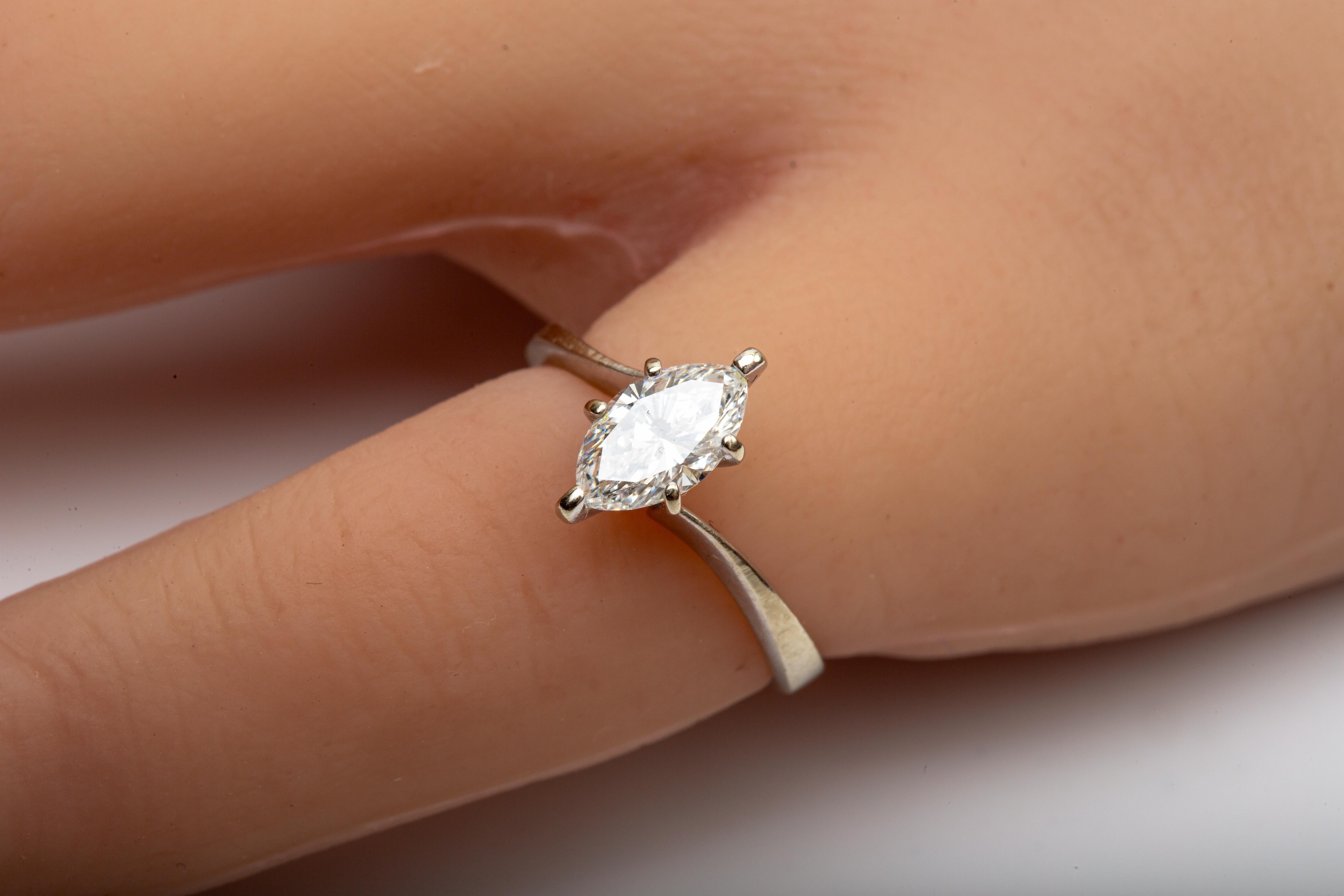 da uomo o donna Anello di fidanzamento con diamante marquise in oro bianco 14k in vendita