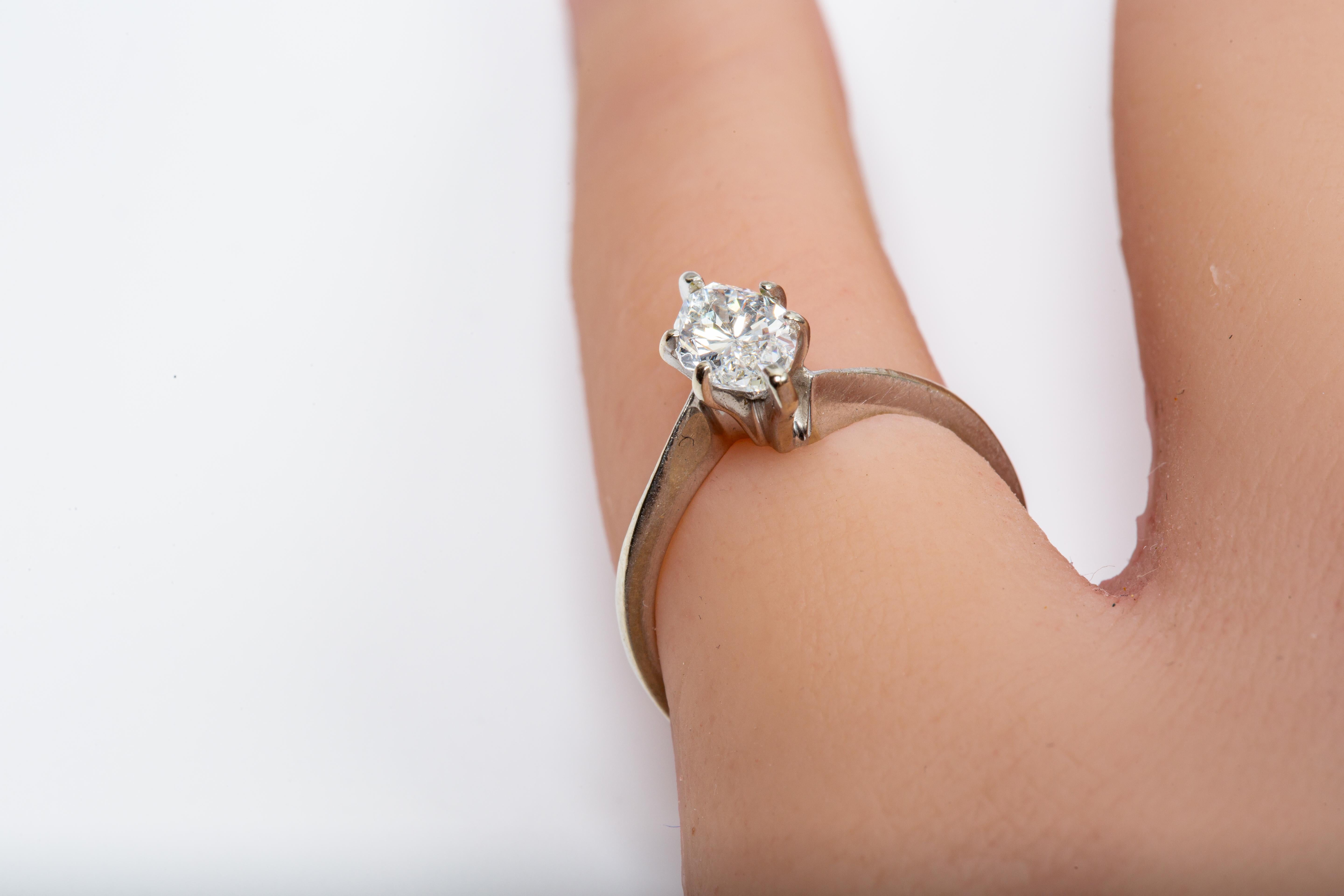 Anello di fidanzamento con diamante marquise in oro bianco 14k in vendita 1