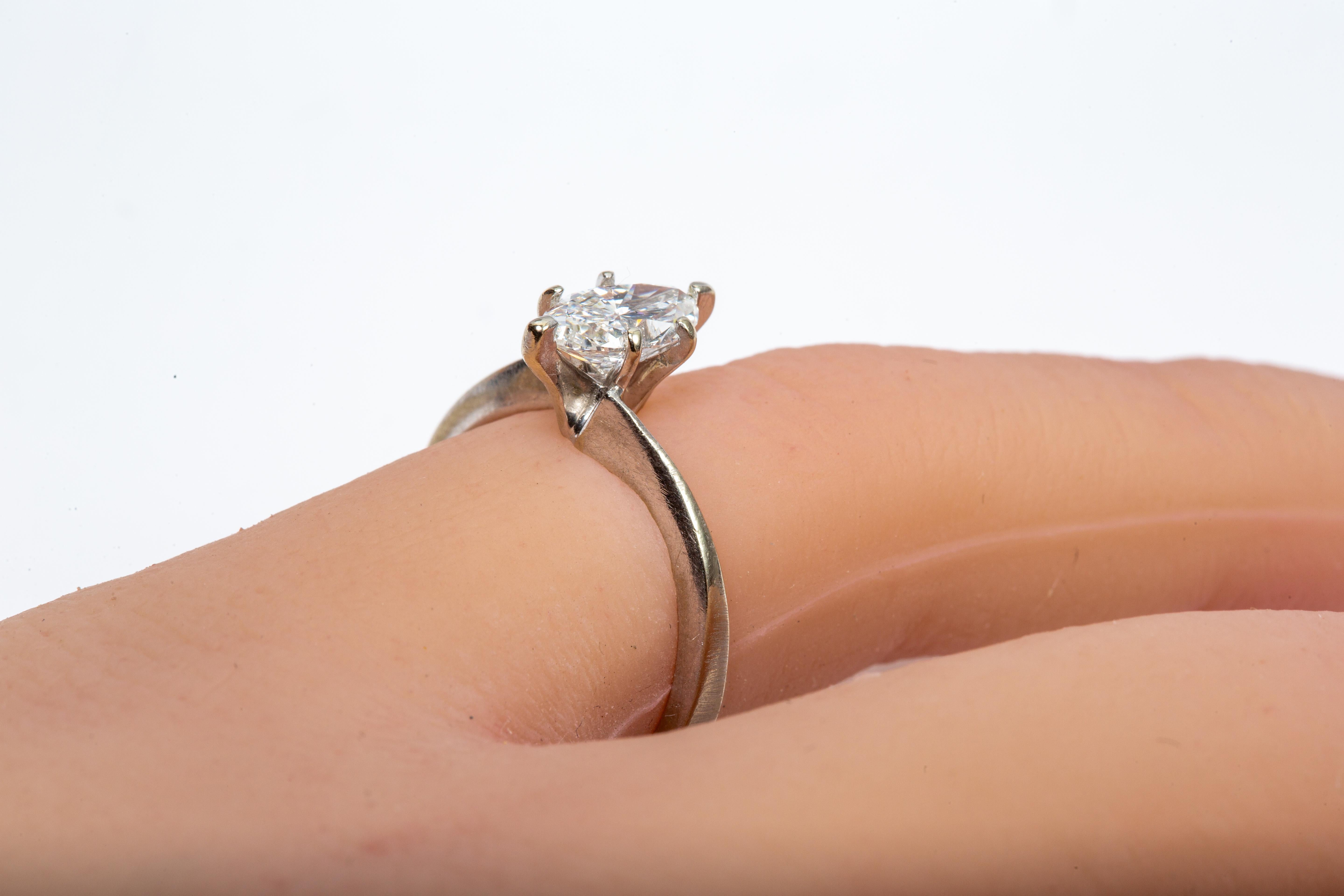 Anello di fidanzamento con diamante marquise in oro bianco 14k in vendita 2