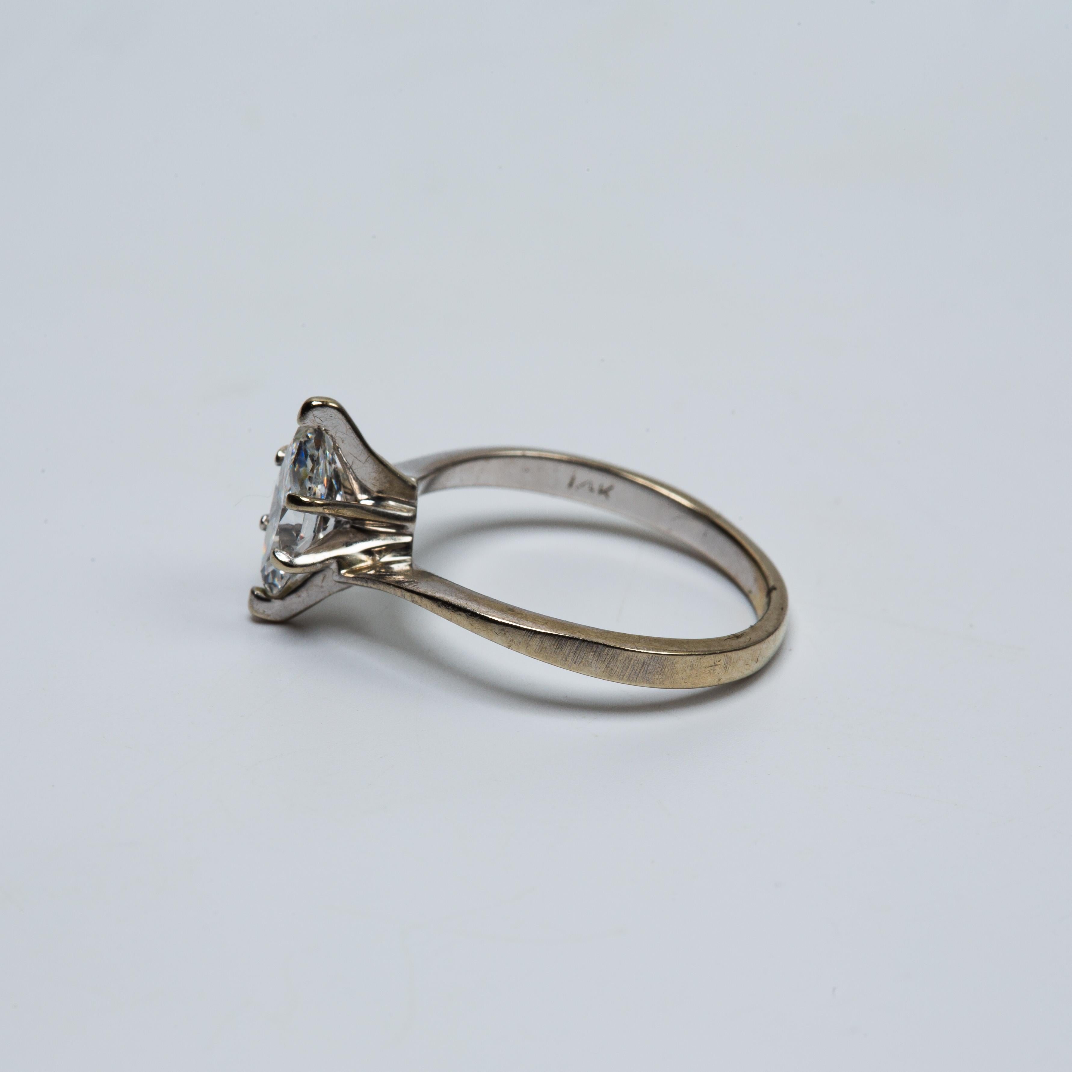 Anello di fidanzamento con diamante marquise in oro bianco 14k in vendita 3