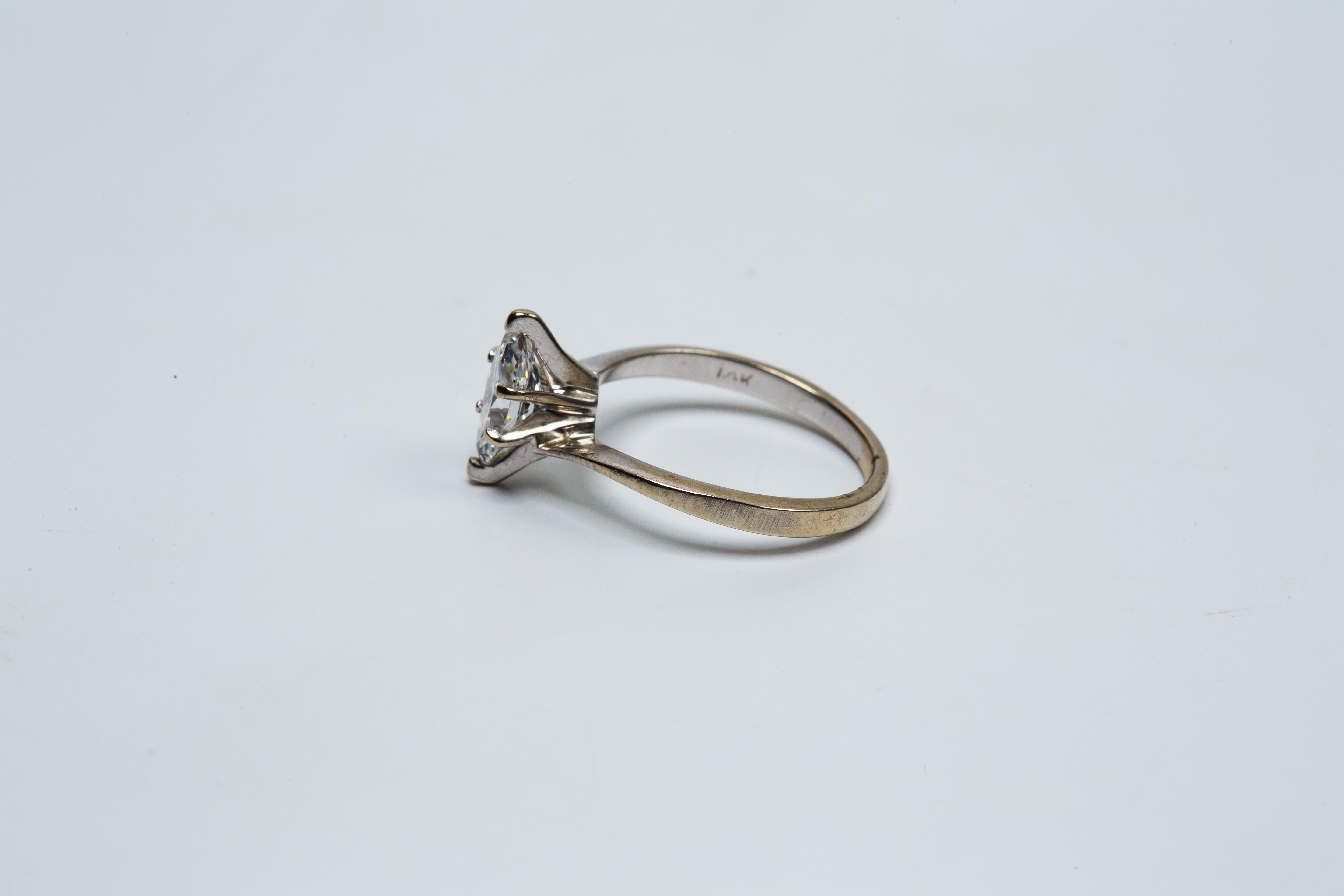 Anello di fidanzamento con diamante marquise in oro bianco 14k in vendita 4