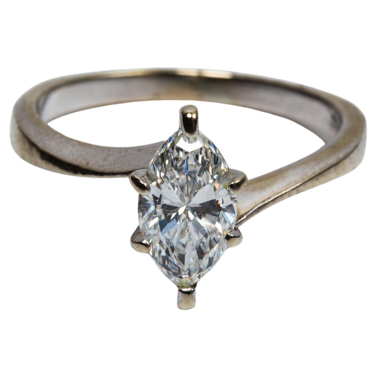 Anello di fidanzamento con diamante marquise in oro bianco 14k