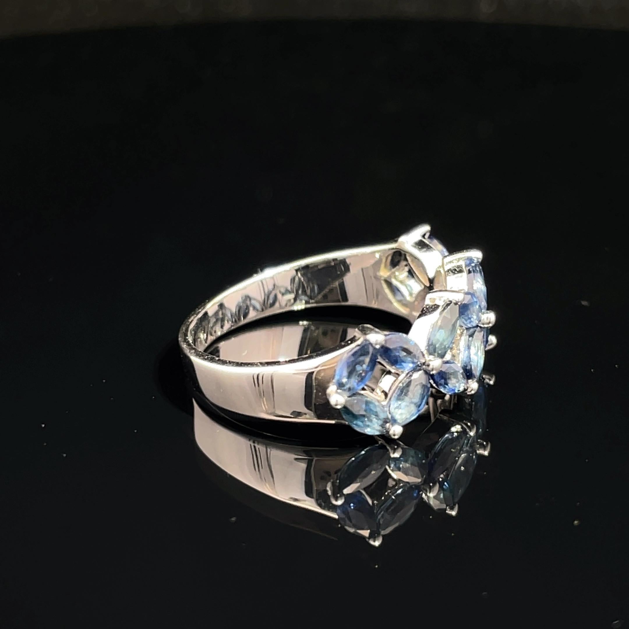 Eleganza con questo splendido anello con zaffiro blu, un vero capolavoro realizzato in lussuoso oro bianco 14 carati. Caratterizzato da un accattivante motivo floreale, questo squisito pezzo mette in mostra un totale di 12 zaffiri taglio marquise,