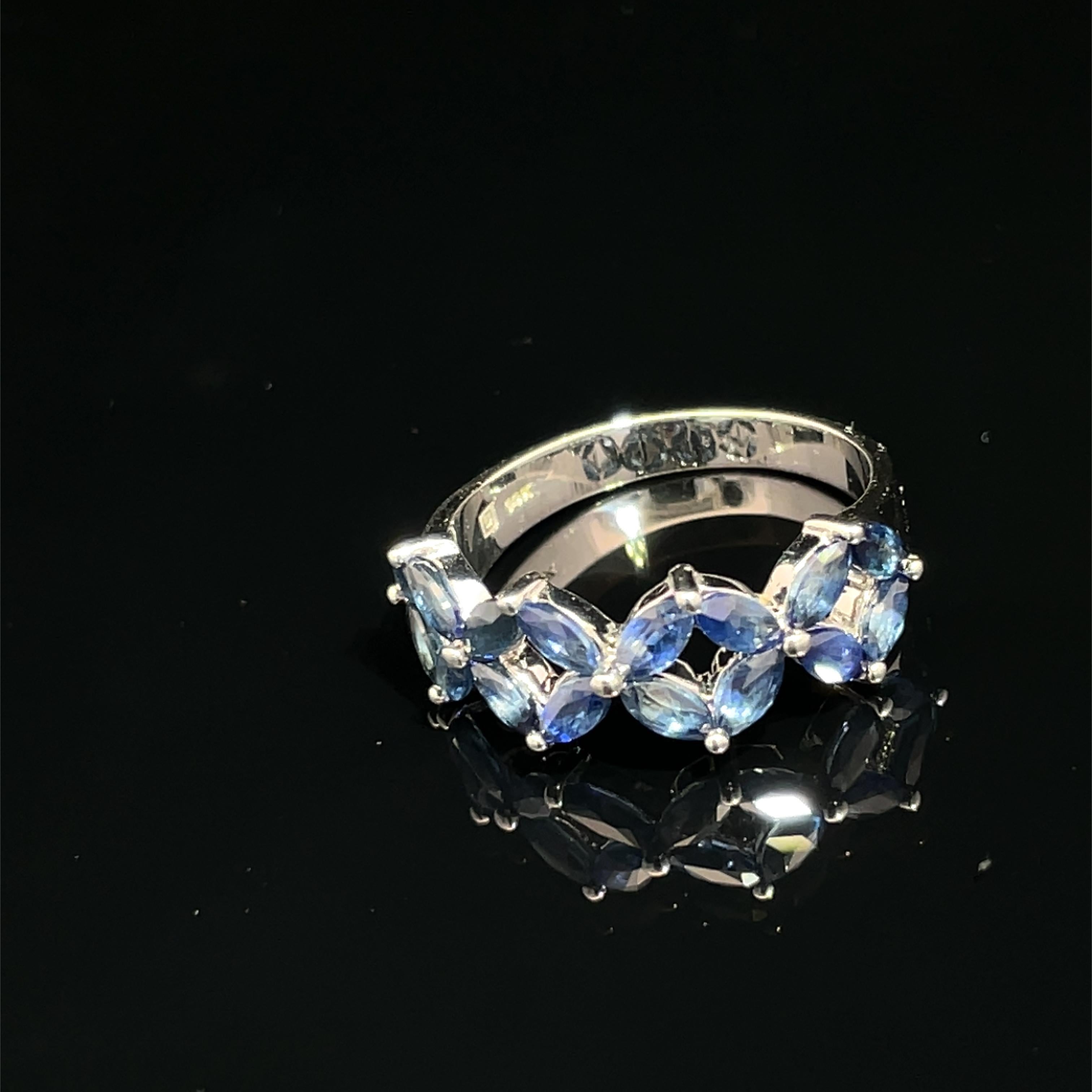 Taglio marquise Anello in oro bianco 14k con zaffiro marquise e disegno floreale in vendita