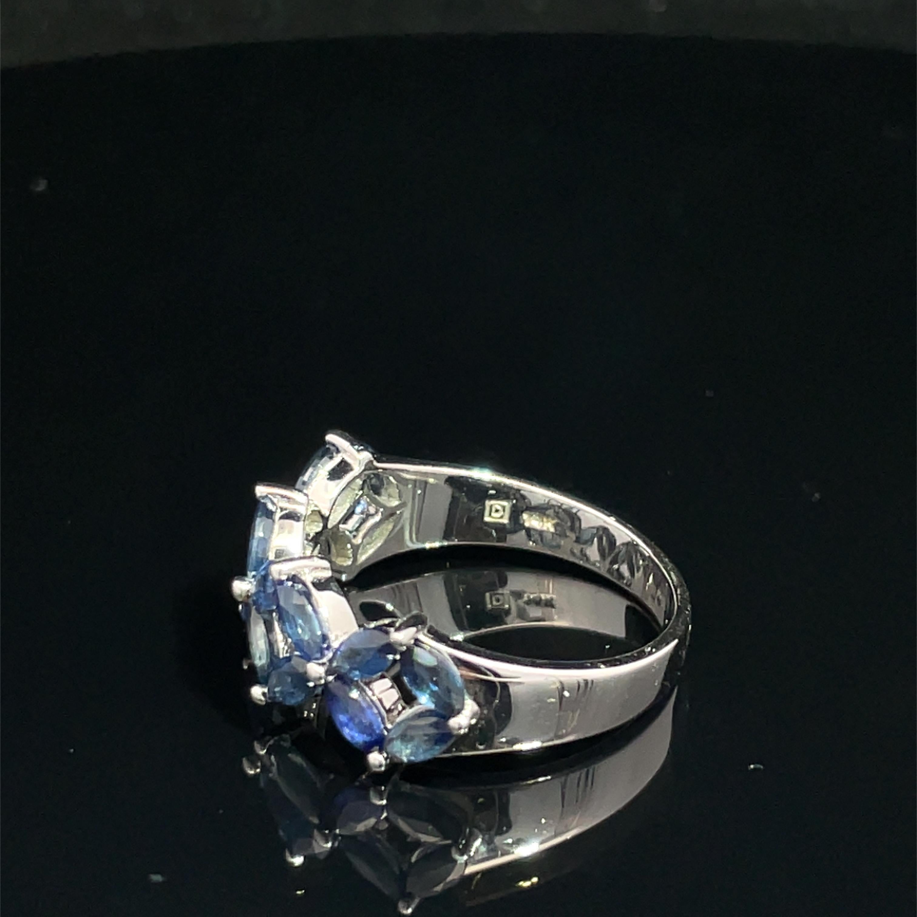 Anello in oro bianco 14k con zaffiro marquise e disegno floreale In condizioni ottime in vendita a New York, NY