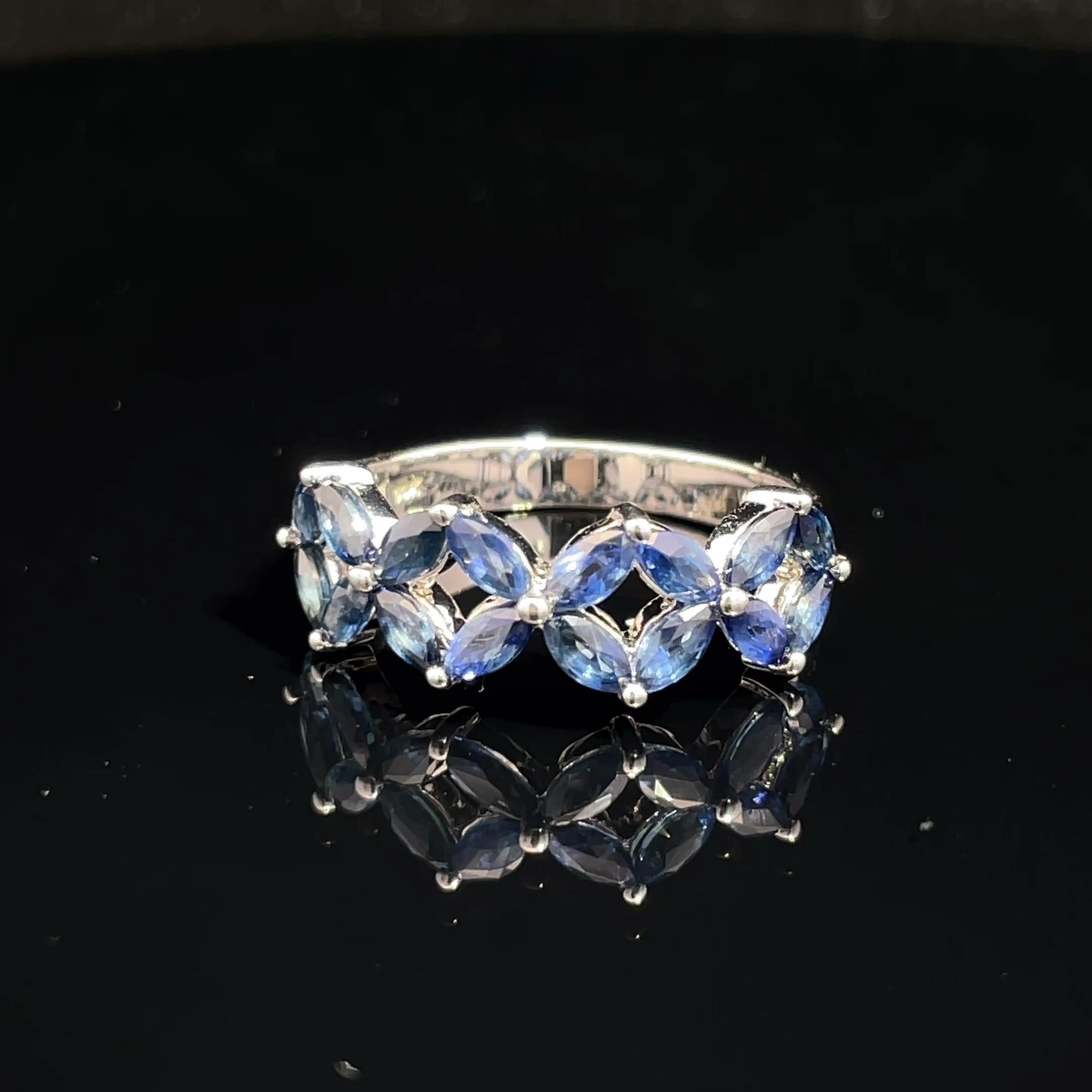 Anello in oro bianco 14k con zaffiro marquise e disegno floreale in vendita 1