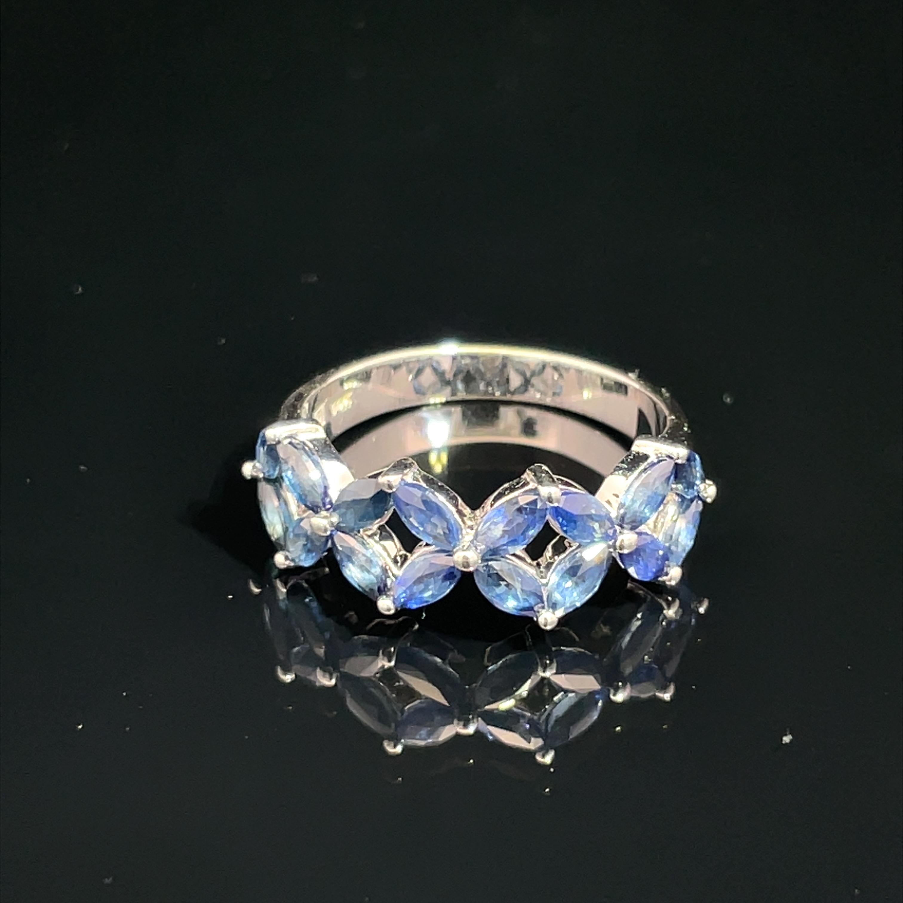 Anello in oro bianco 14k con zaffiro marquise e disegno floreale in vendita 2