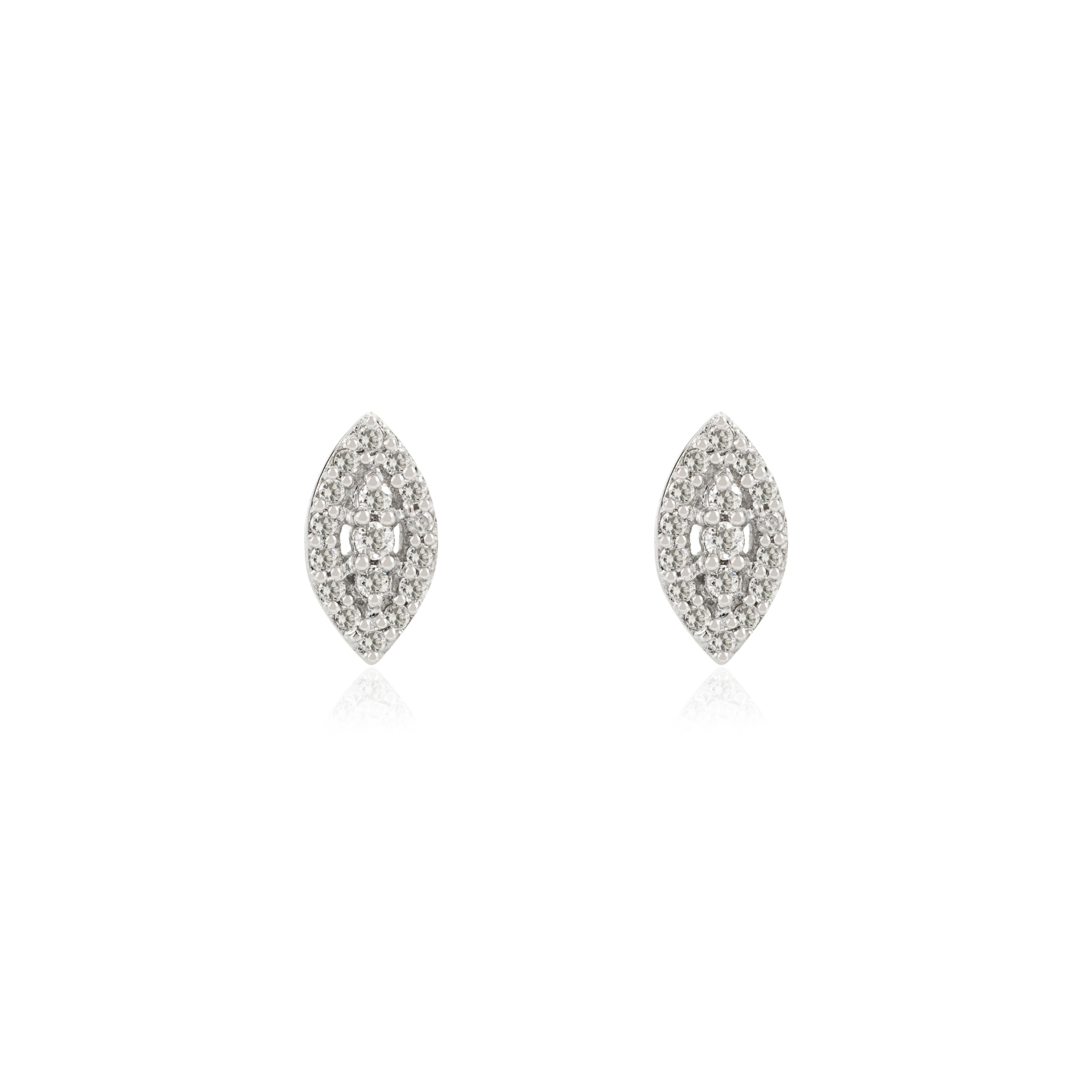 Orecchini a perno in oro bianco 14k con diamanti rotondi a forma di grappolo da 0,11 carati, per fare un figurone con il tuo look. Gli orecchini a perno ti serviranno per dare un tocco di classe al tuo look. Questi orecchini creano un look