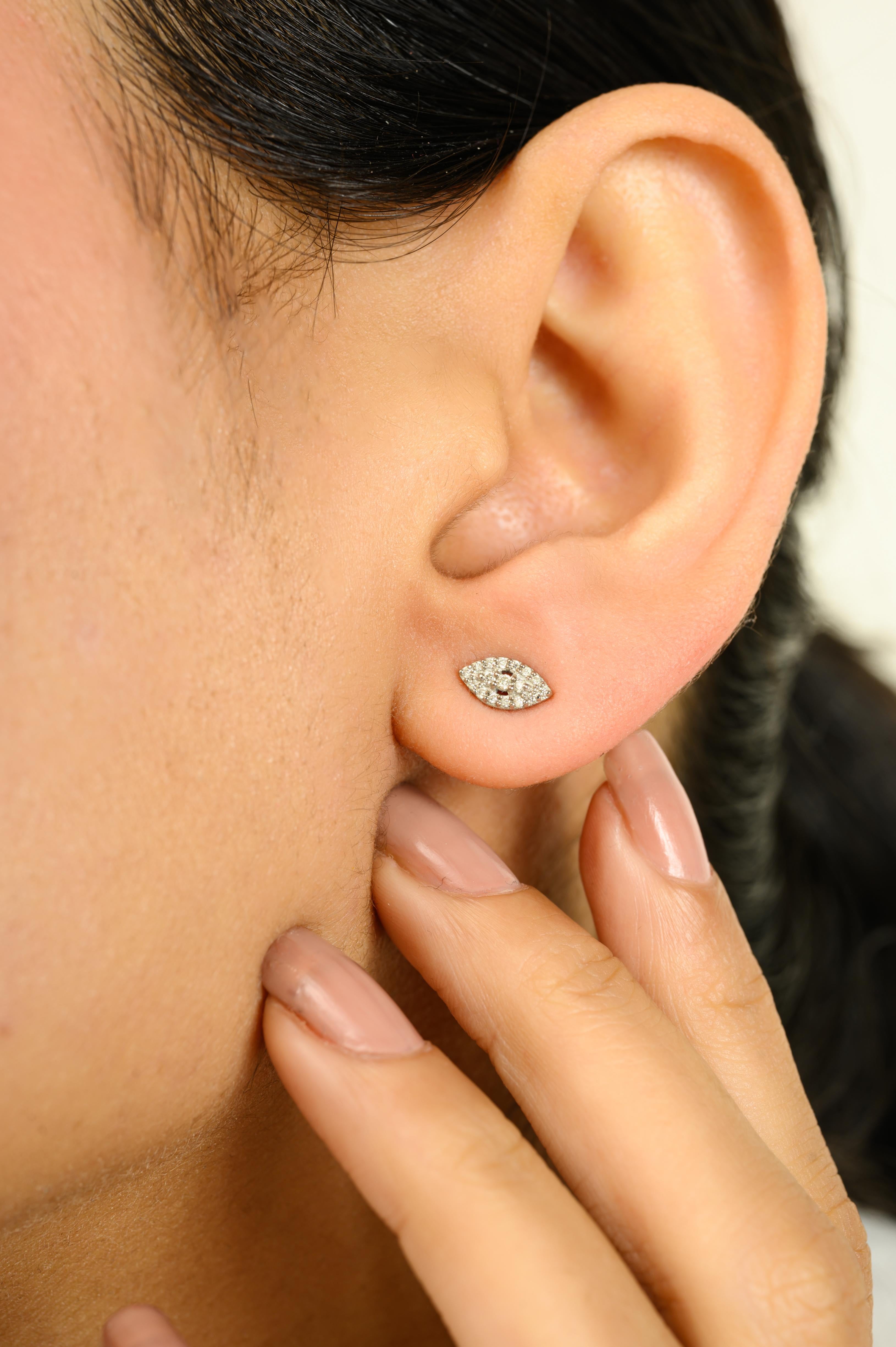 Orecchini con diamanti rotondi a grappolo in oro bianco 14k a forma di marquise da 0,11 carati In condizioni Nuovo in vendita a New York, NY
