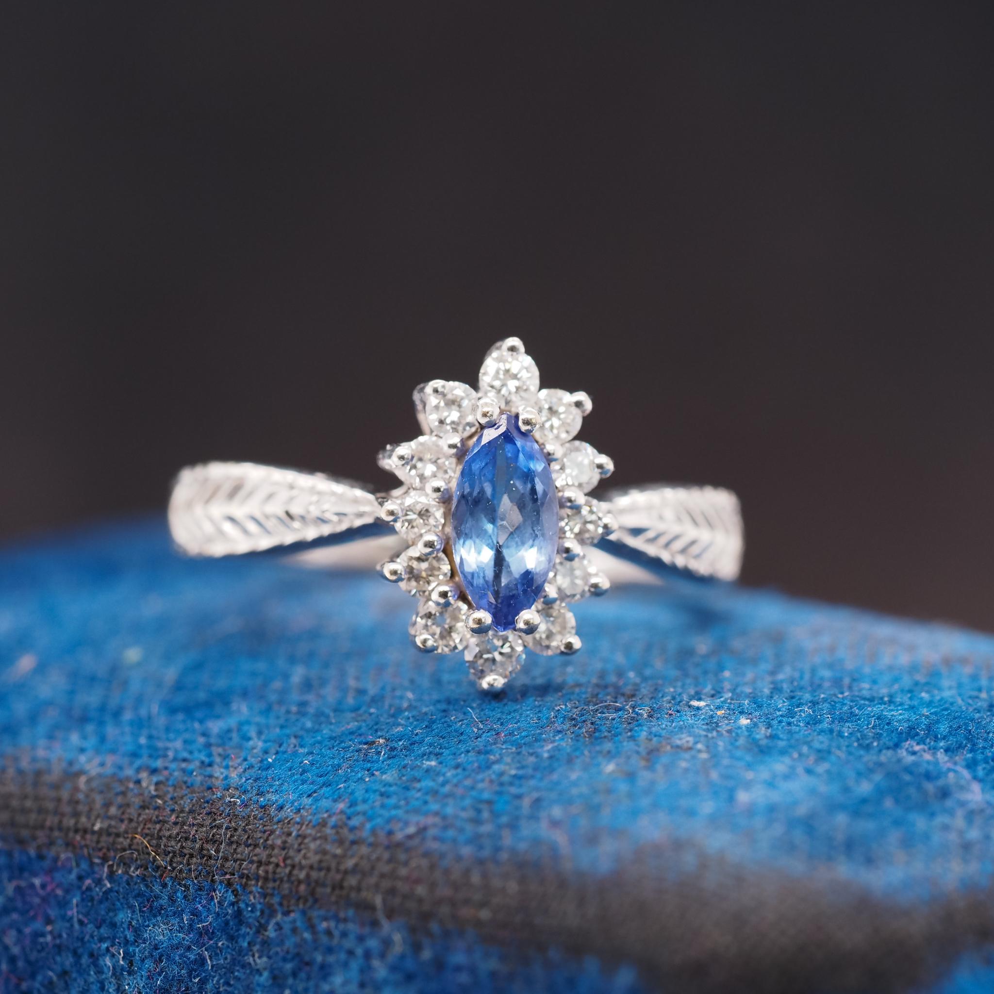 Taille de l'anneau : 7.25
Type de métal : Or blanc 14k [poinçonné et testé].
Poids : grammes
Détails de la tanzanite : 1.00ct, Forme Marquise, Nature, Bleu violacé
Détails du diamant :
Poids : .25ct, poids total
Coupe : Brillant rond
Clarté :