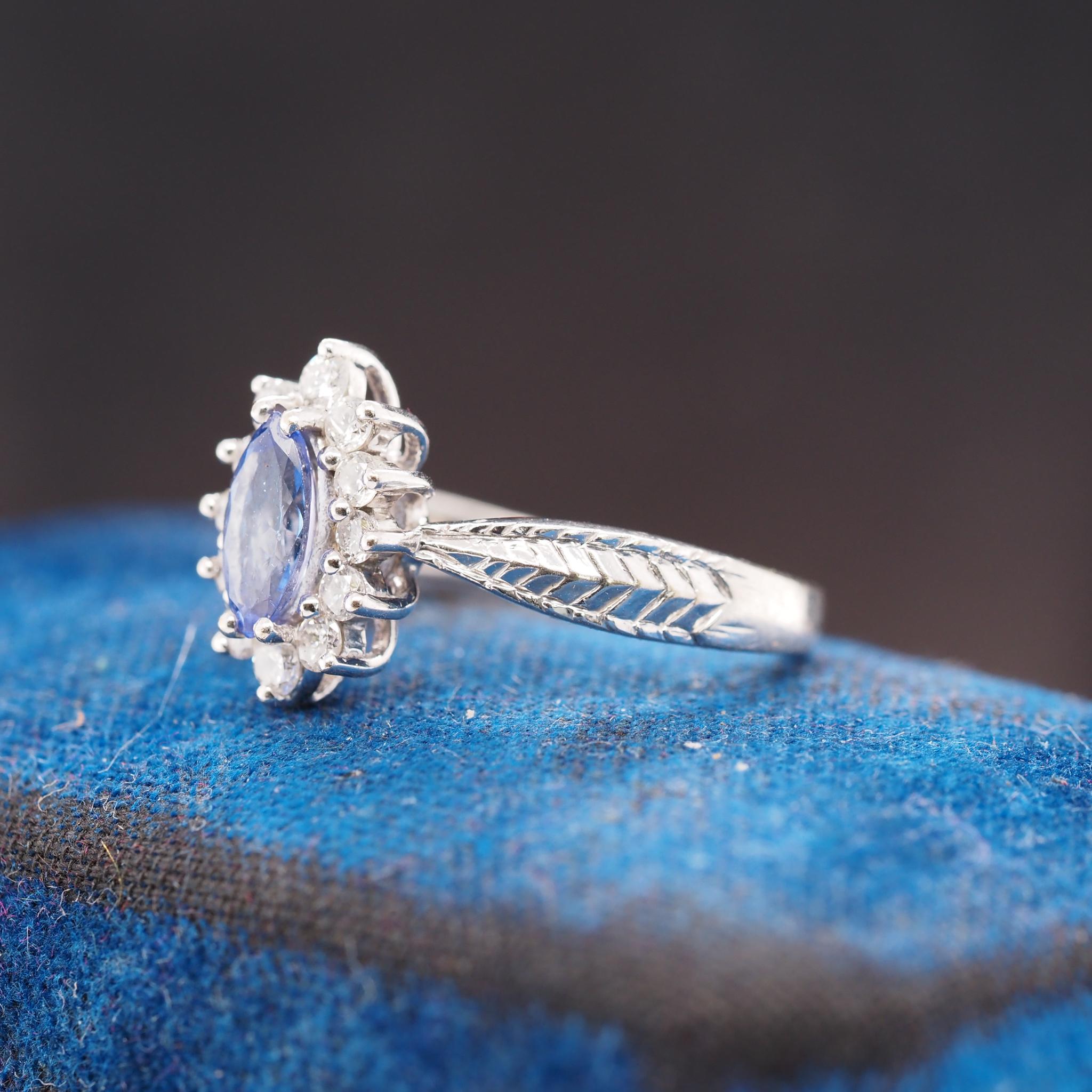 Contemporaneo Anello di fidanzamento in oro bianco 14k con tanzanite e diamanti marquise in vendita
