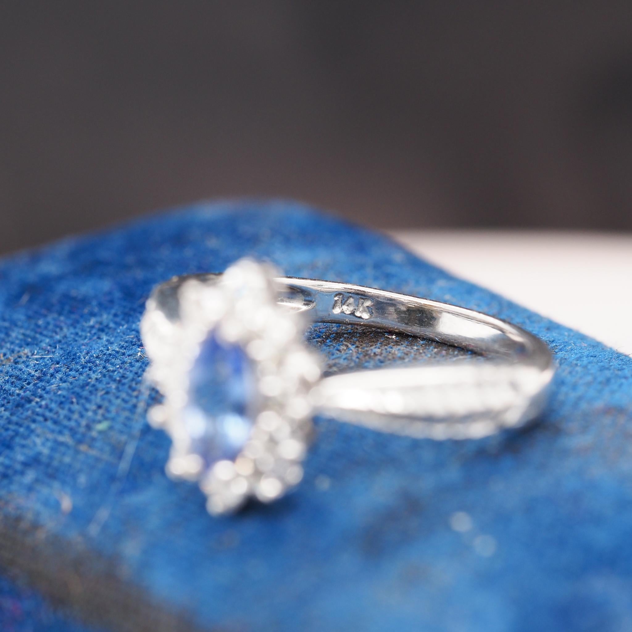 Taglio marquise Anello di fidanzamento in oro bianco 14k con tanzanite e diamanti marquise in vendita