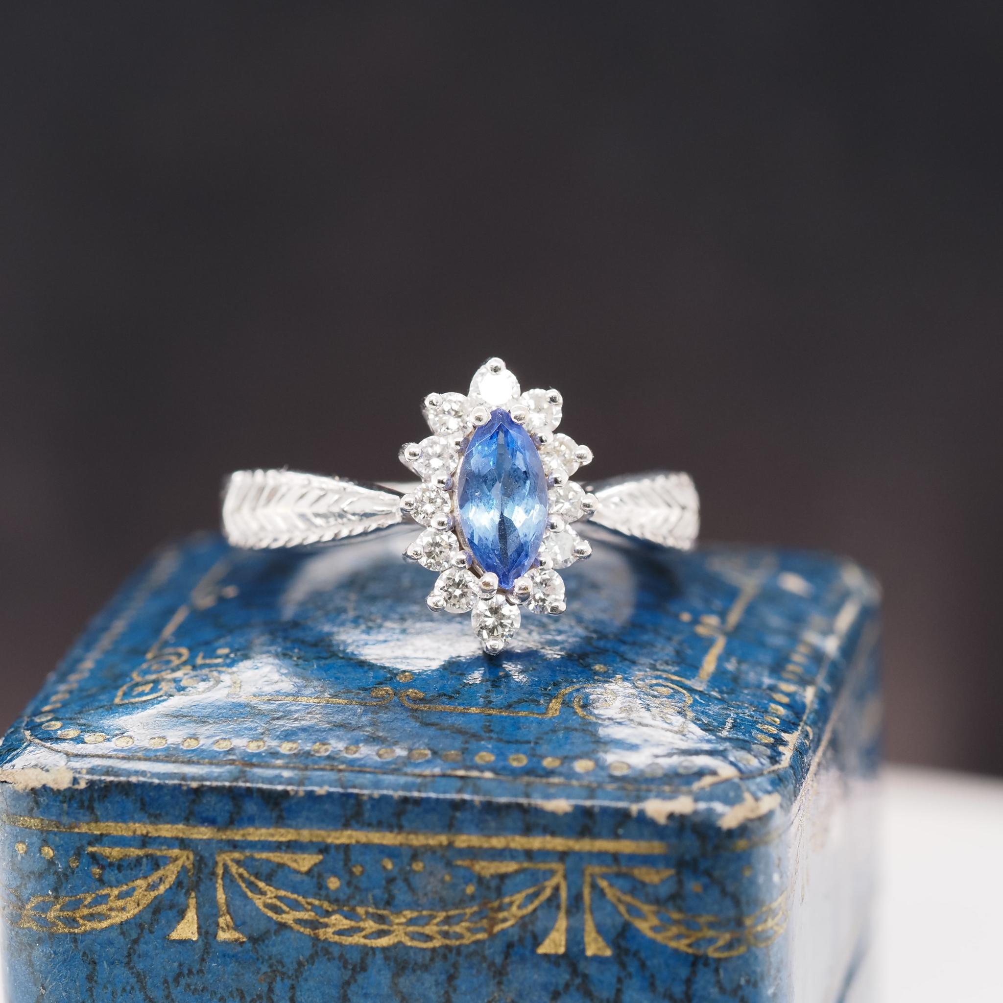  Bague de fiançailles en or blanc 14 carats avec tanzanite marquise et diamants en vente 1