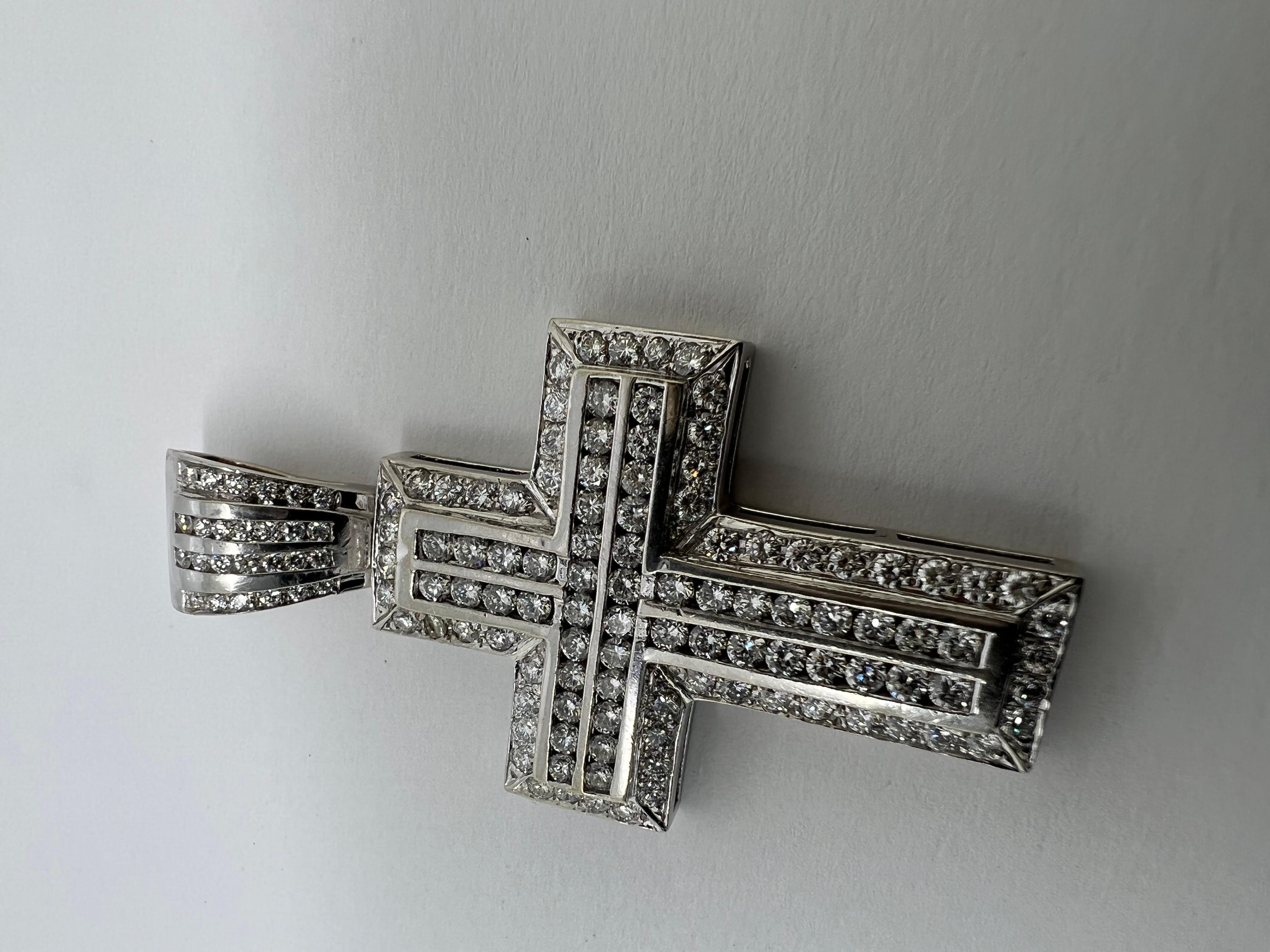 Zu verkaufen:

Exquisit aussehende 14k Weißgold rund geschliffenen natürlichen Diamanten Anhänger. Dieser Anhänger ist mit ca. 4,57 ctw in Prinzess-Schliff natürlichen Diamanten, G Farbe, VSI1-2  Klarheit, sehr guter Schliff - erstaunliche