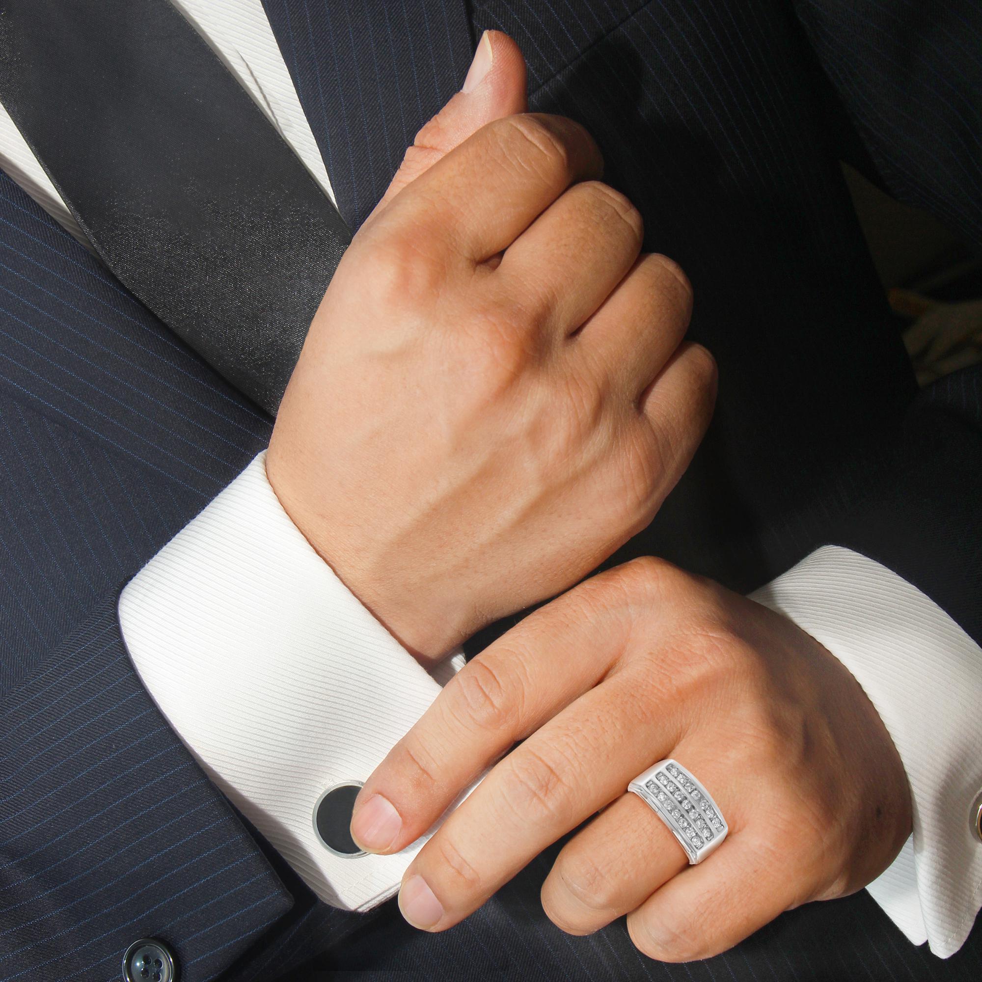 Anello con canale di diamanti da uomo in oro bianco 14K In condizioni Nuovo in vendita a New York, NY