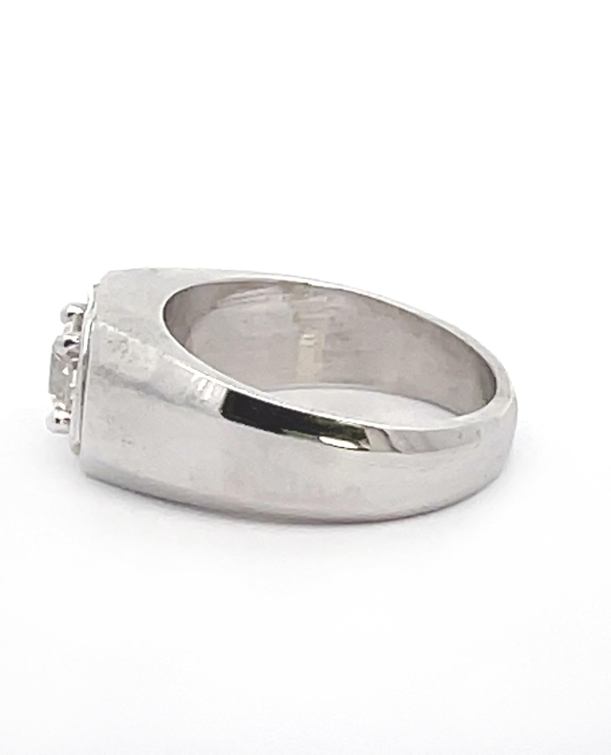 Anillo de hombre de oro blanco de 14 quilates con un diamante facetado redondo central de 0,95 quilates: Color J, Claridad VS1. 

* El diamante central tiene la certificación EGL.
* Tamaño de los dedos: Completo 9