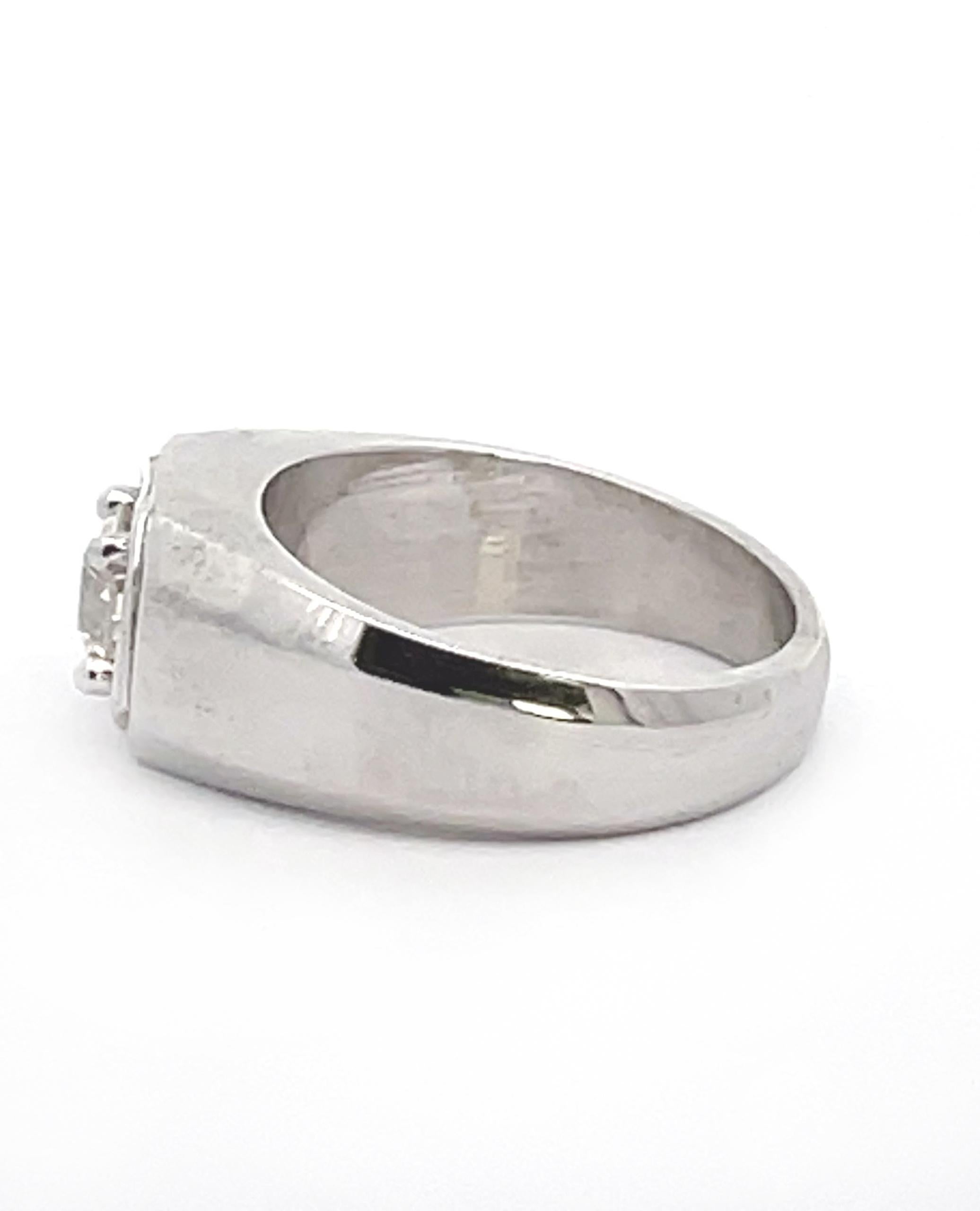 Bague pour homme en or blanc 14K avec un diamant rond central à facettes pesant 0,95 carats : Couleur J, pureté VS1. 

* Le diamant central est certifié EGL.
* Taille des doigts : Plein 9