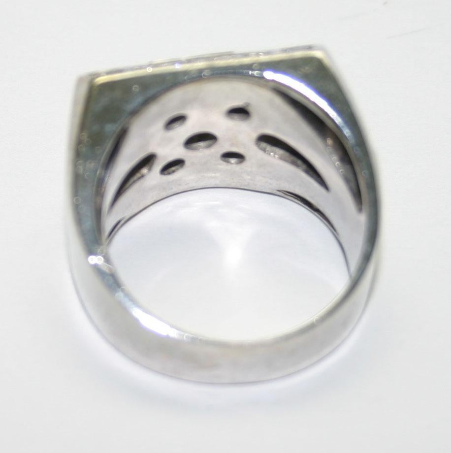 Dies ist ein 14k Weißgold Herren Siegel Stil Ring.
Dieser Ring enthält 3,30 Karat baguettförmige Diamanten in Kanalfassung und 0,15 Karat runde Brillanten in Zackenfassung.
Der Hauptstein ist ein 0,30 Karat schwerer Diamant im Prinzessinnenschliff