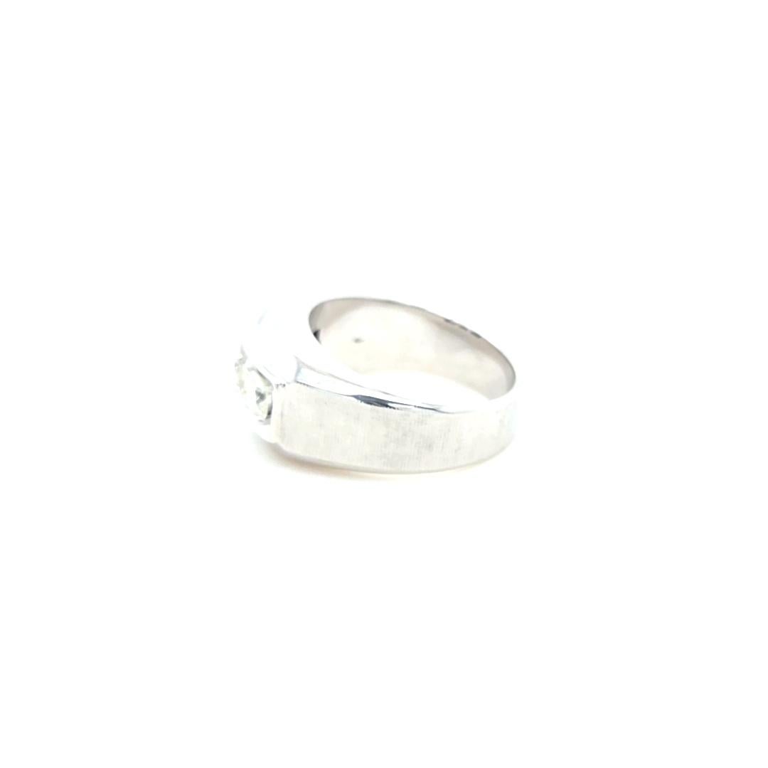 14K White Gold Men’s Vintage 3-Stone Diamond Ring In Good Condition For Sale In Coral Gables, FL