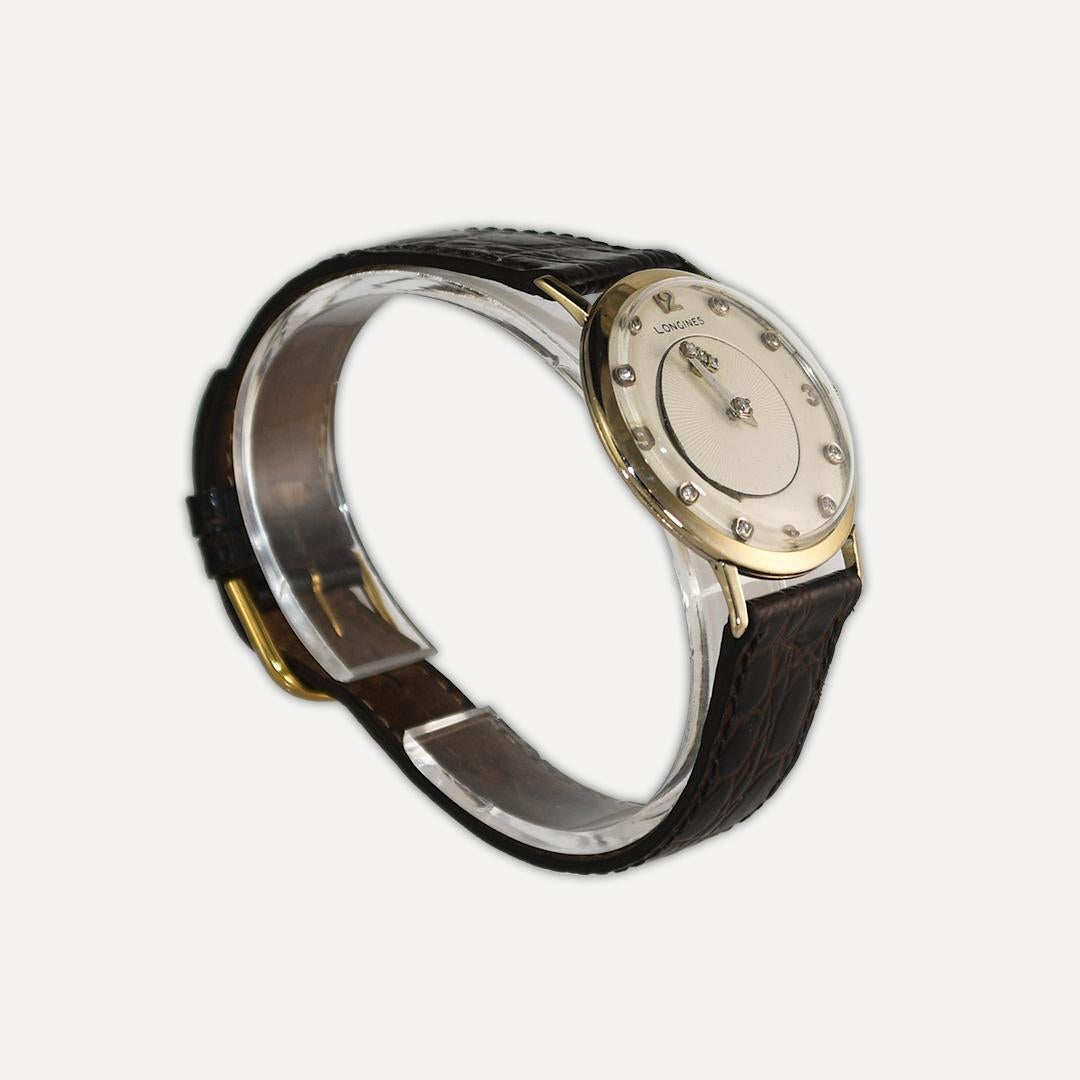 Longines Herrenarmbanduhr im Vintage-Stil mit Gehäuse aus 14 Karat Weißgold und Diamant-Zifferblatt.
Die Innenseite des Gehäuses ist 14k, Longines gestempelt.
Das Uhrwerk ist ein 17-steiniges Handaufzugswerk.
Läuft gut.
Das Uhrenarmband ist ein