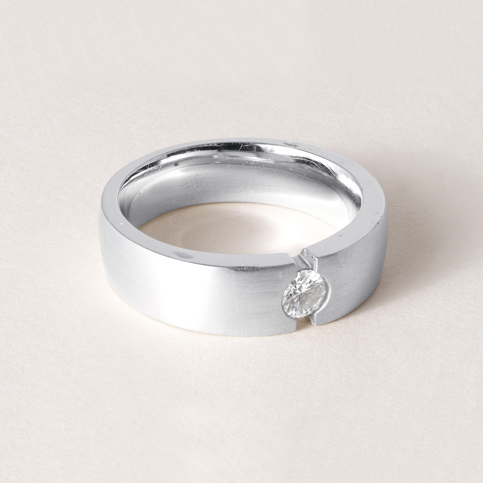Dieser Herrenring ist mit einem runden Brillanten von 0,30 Karat besetzt.
aus 14 Karat Weißgold.
CIRCA 1990er Jahre
Einzelheiten:
0,30 Karat runder Brillant in Spannungsfassung
(4,25 mm) F/G SI1
Glatte Bürste/Satinierung
Bandbreite 6.7mm -6.1mm
14K
