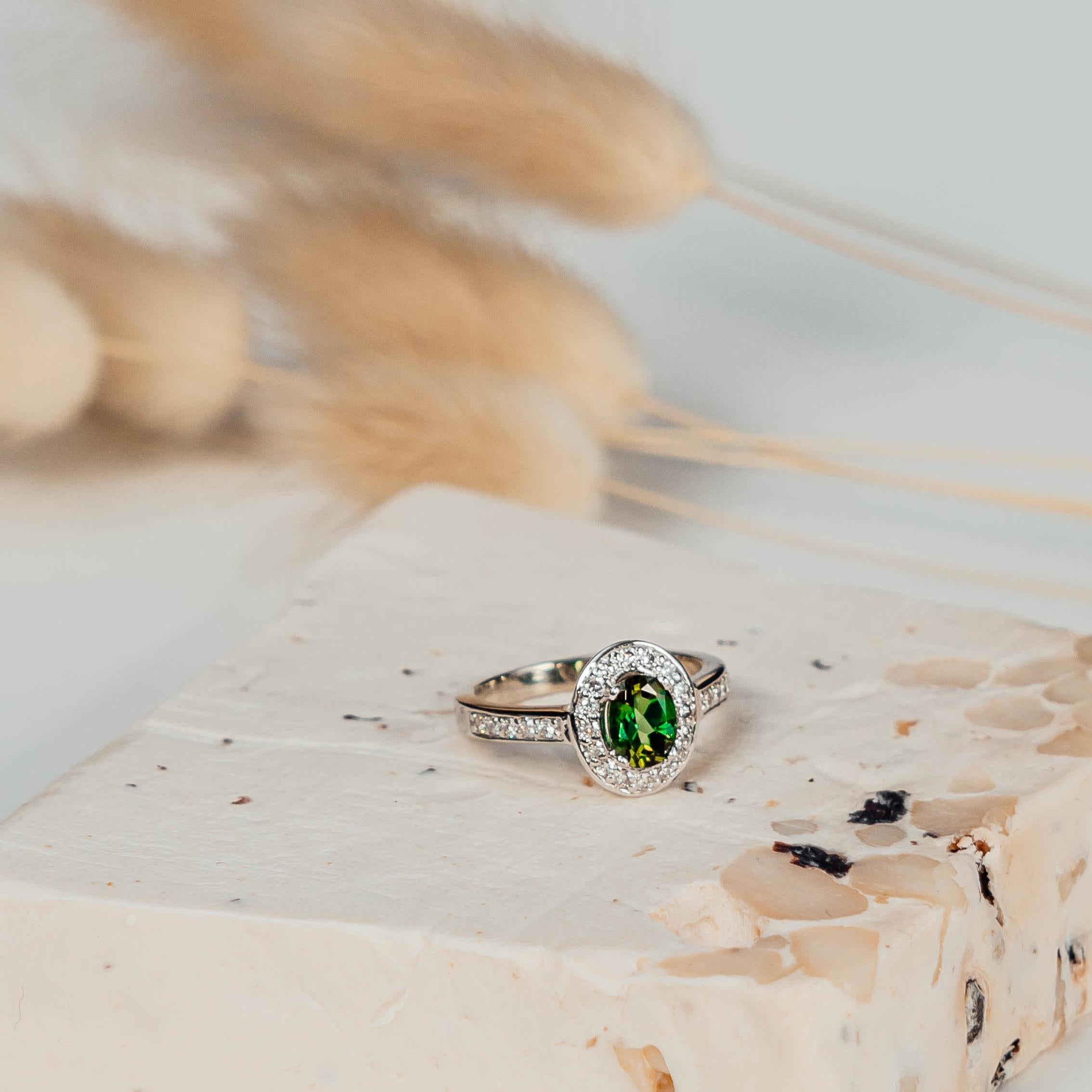 Im Angebot: 14k Weißgold Micropave funkelnder Halo Verlobungsring, Turmalin &amp; Diamant () 6