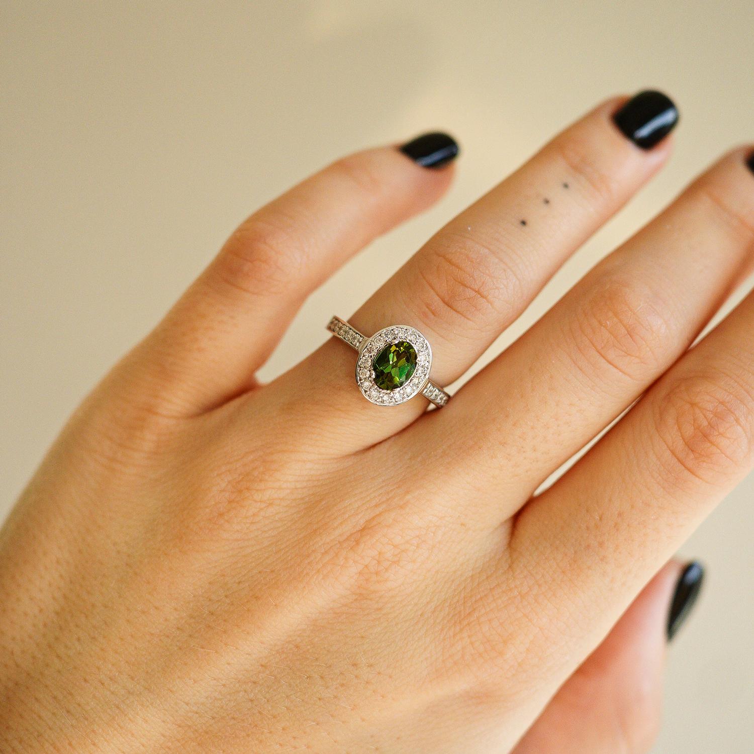 Im Angebot: 14k Weißgold Micropave funkelnder Halo Verlobungsring, Turmalin &amp; Diamant () 7
