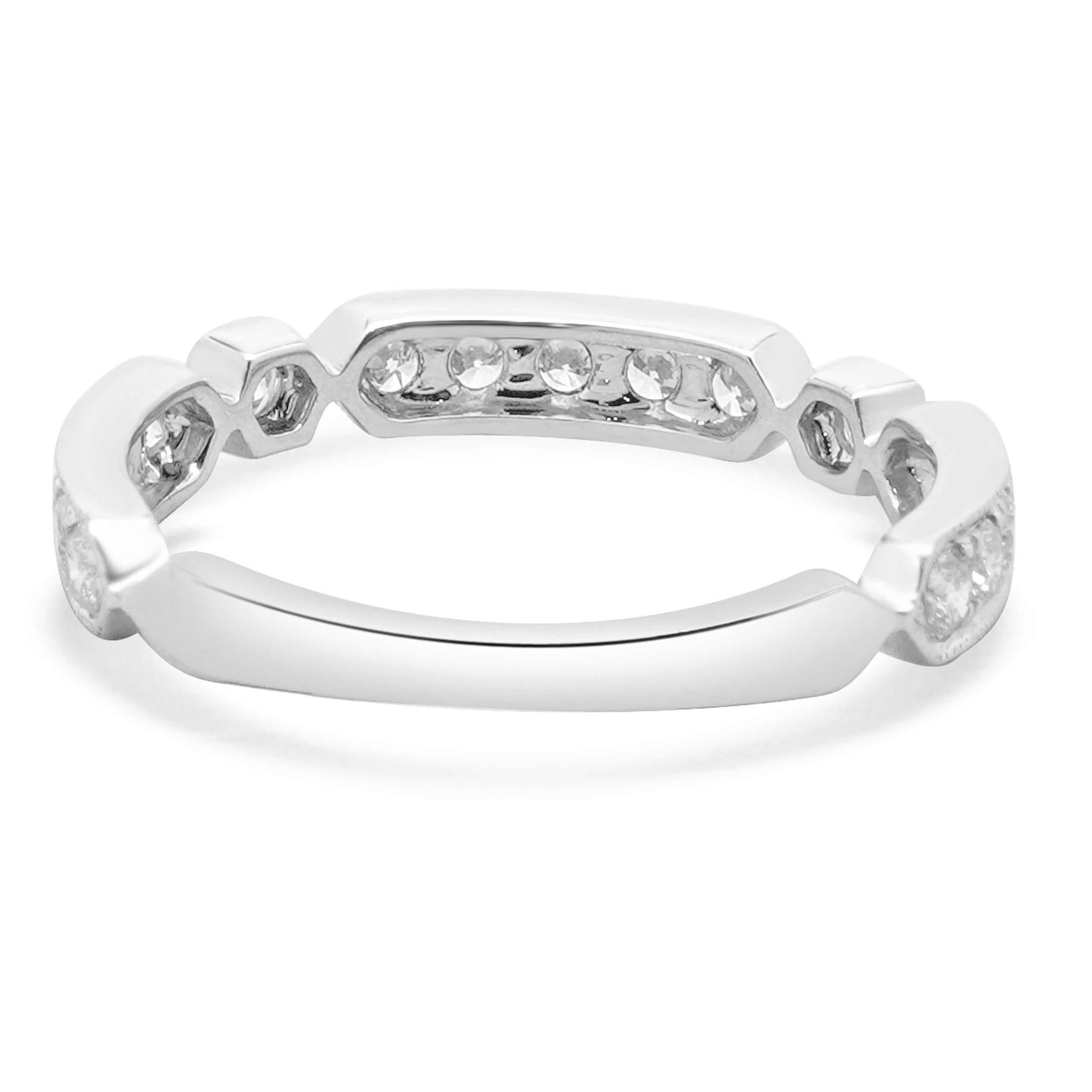 Concepteur : personnalisé
Matériau : Or blanc 14K
Diamant : 17 tailles rondes = 0,55cttw
Couleur : G
Clarté : SI2
Taille de la bague : 6.75 (veuillez prévoir deux jours de livraison supplémentaires pour les demandes de taille)
Poids : 2.00 grammes

