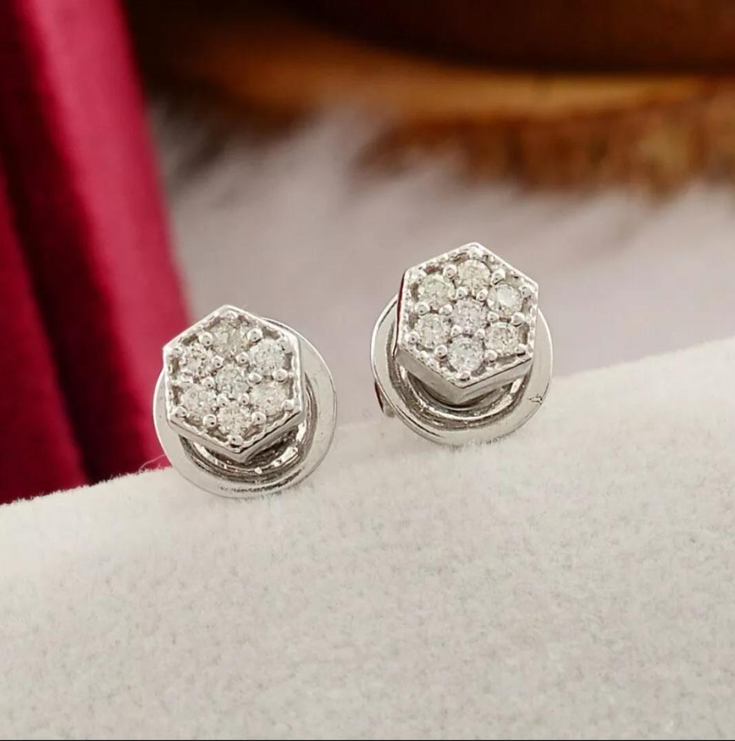 Orecchini di diamanti minimalisti in oro bianco 14K Donna Orecchini di diamanti Mini Regalo In condizioni Nuovo in vendita a Chicago, IL