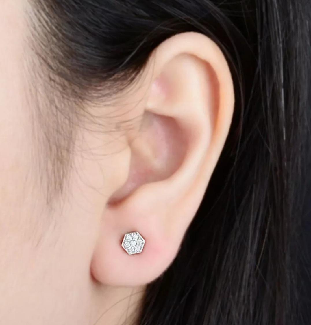Orecchini di diamanti minimalisti in oro bianco 14K Donna Orecchini di diamanti Mini Regalo in vendita 2