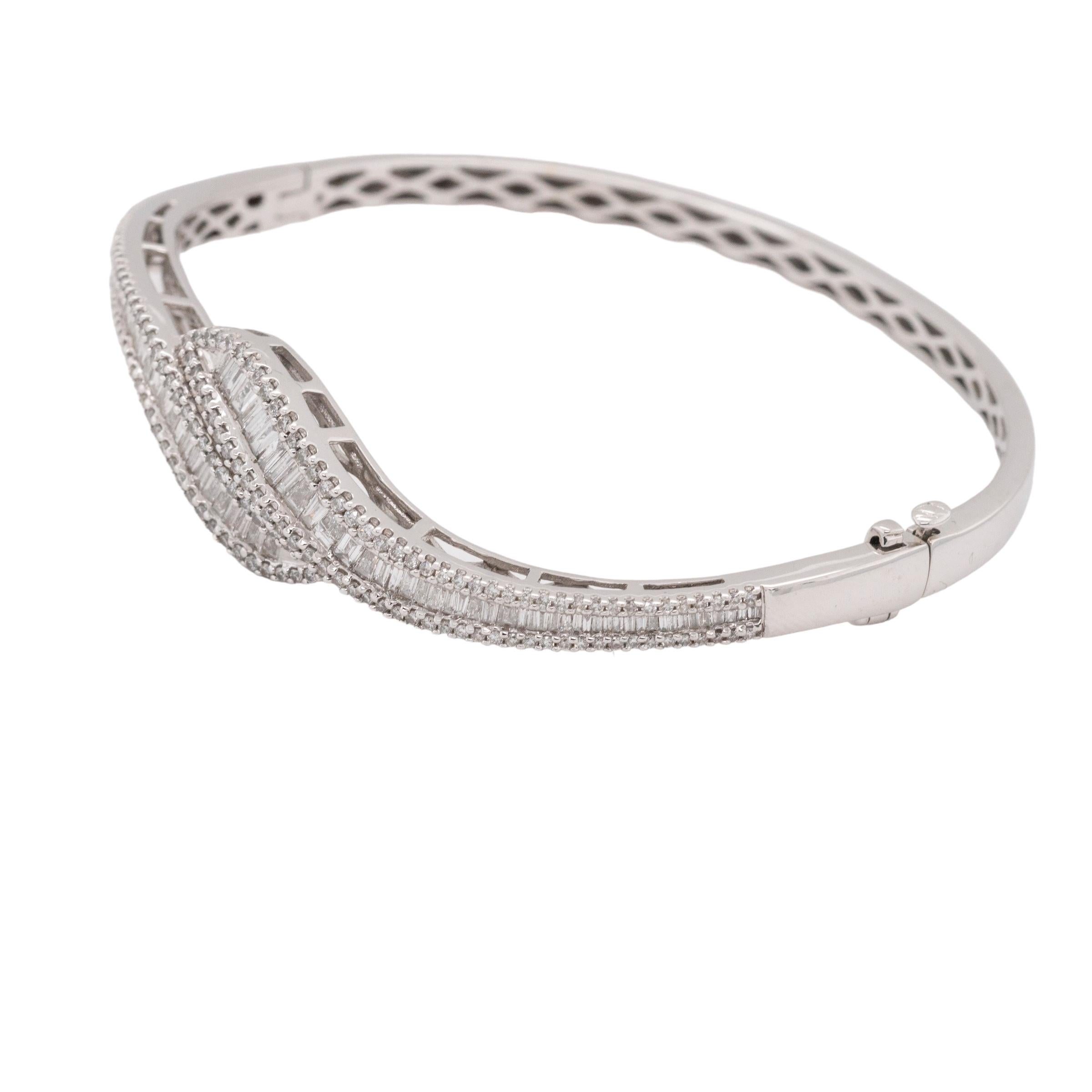 Taglio misto Bangle in oro bianco 14k con diamanti a taglio misto in vendita