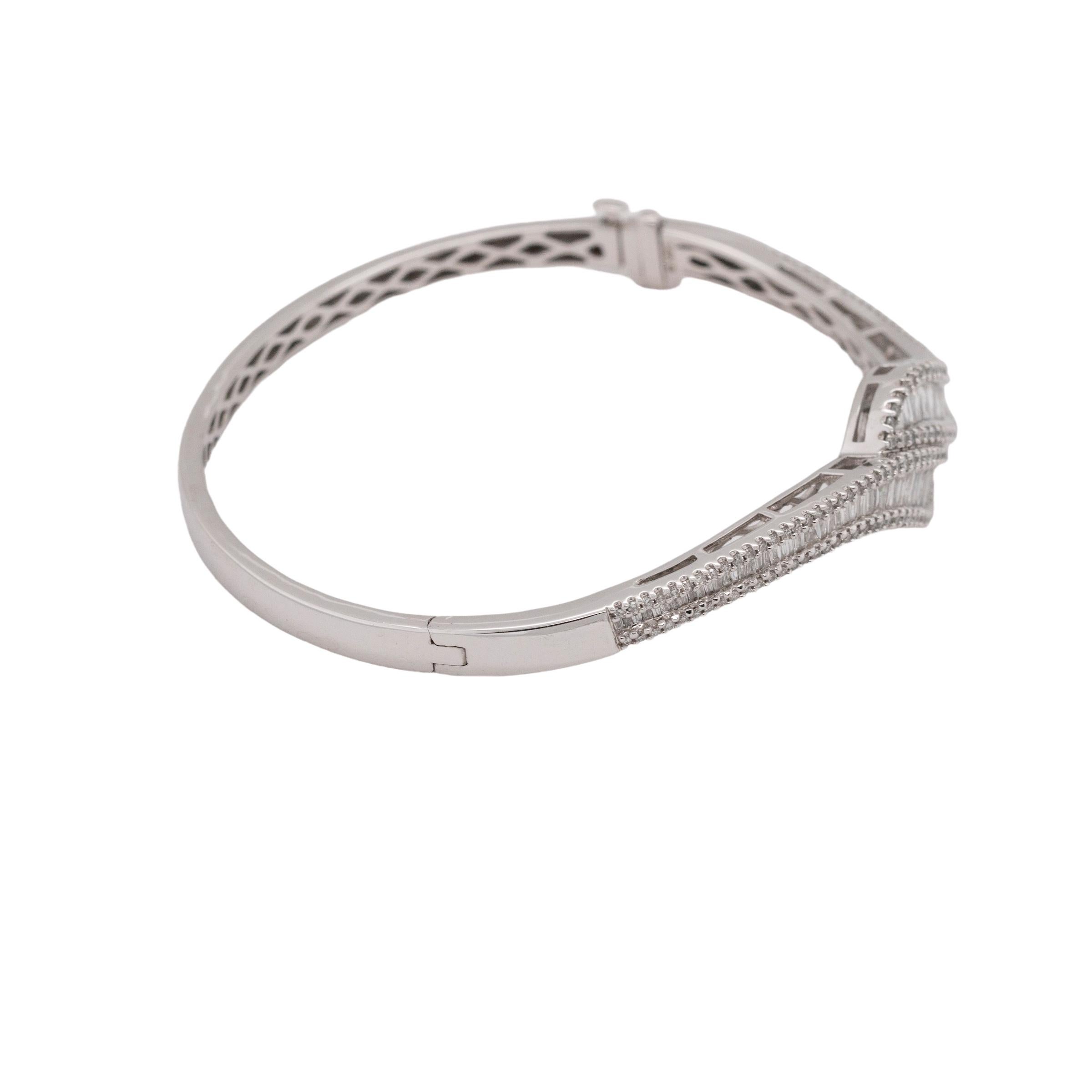 Bangle in oro bianco 14k con diamanti a taglio misto In condizioni ottime in vendita a Boca Raton, FL