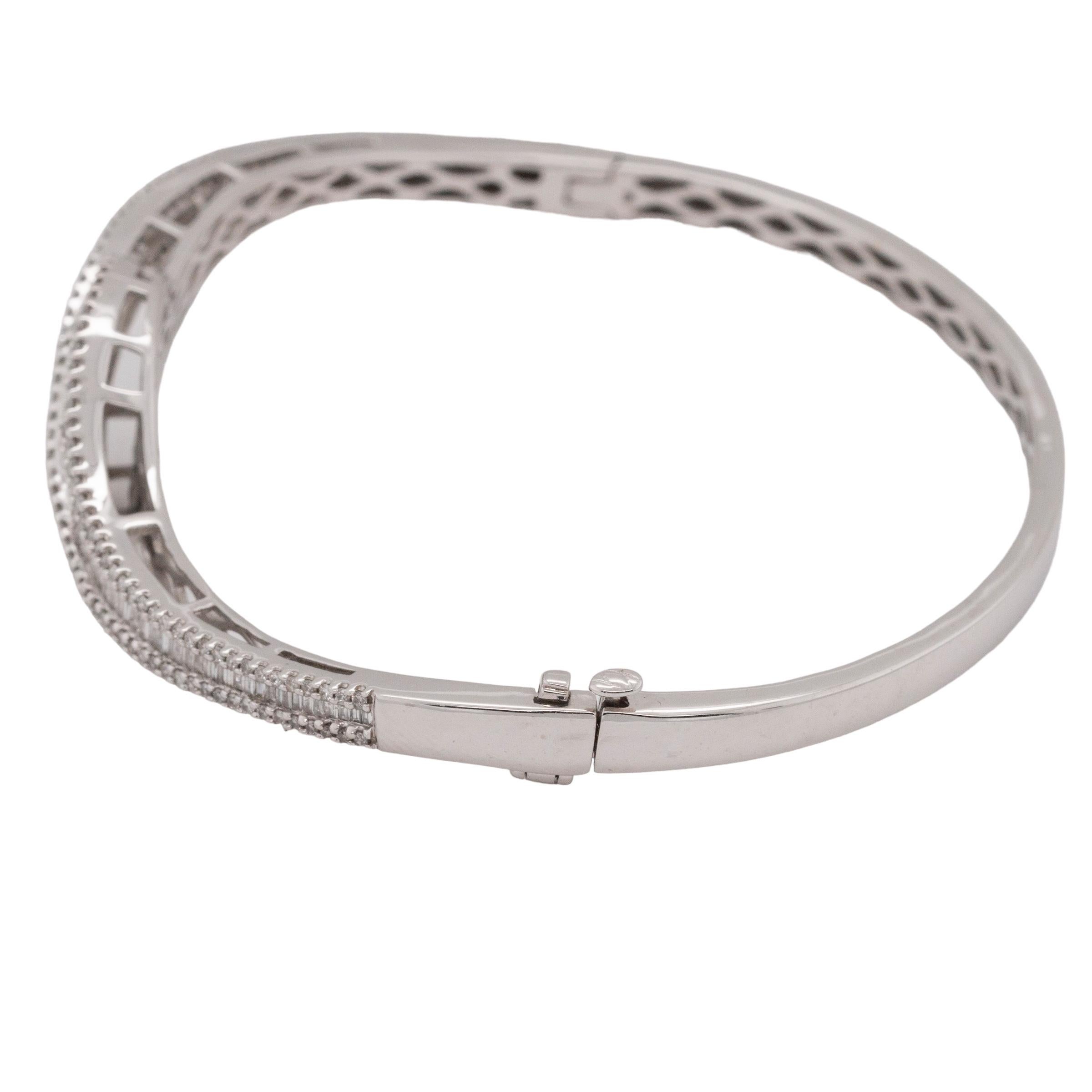 Bangle in oro bianco 14k con diamanti a taglio misto in vendita 1