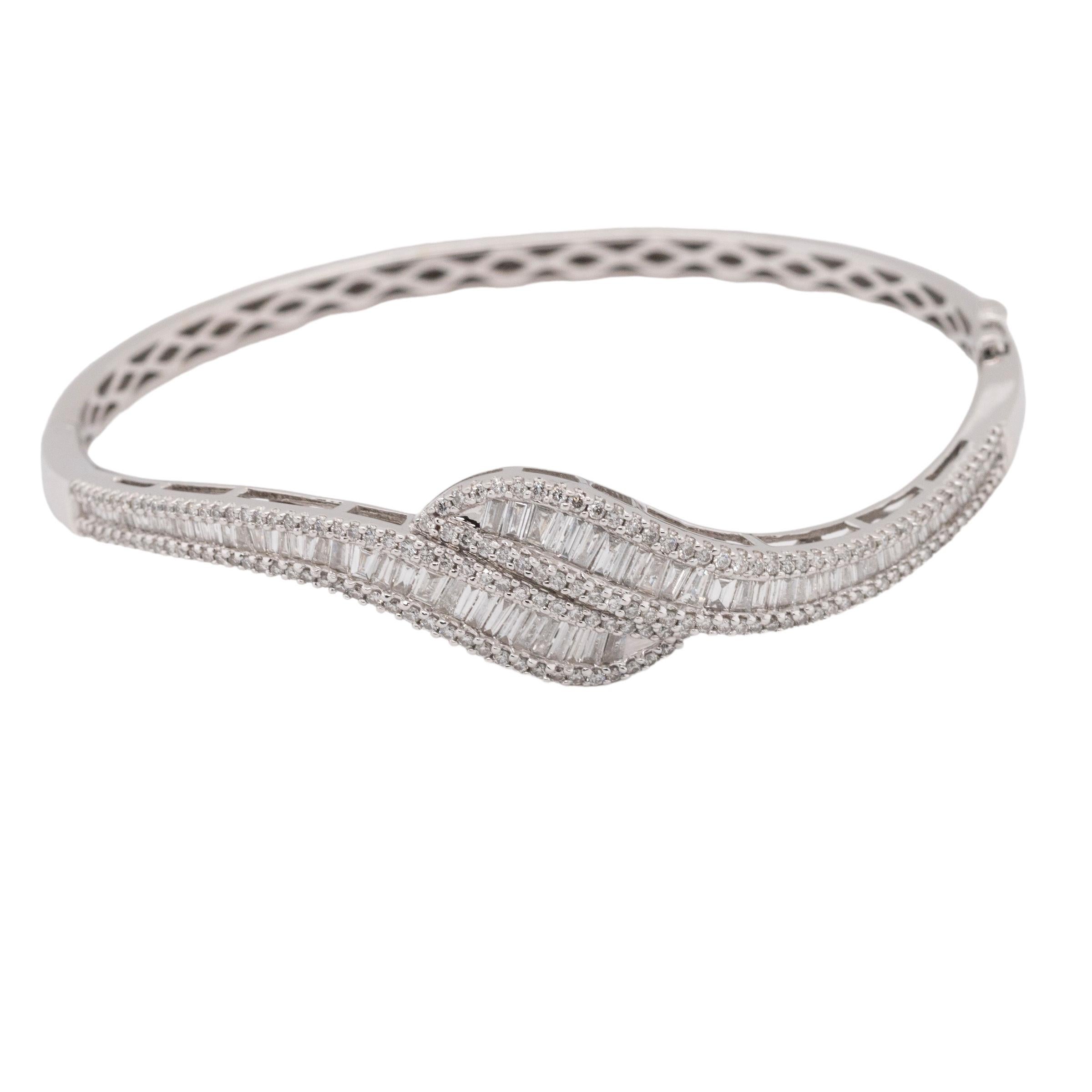 Bangle in oro bianco 14k con diamanti a taglio misto in vendita 2