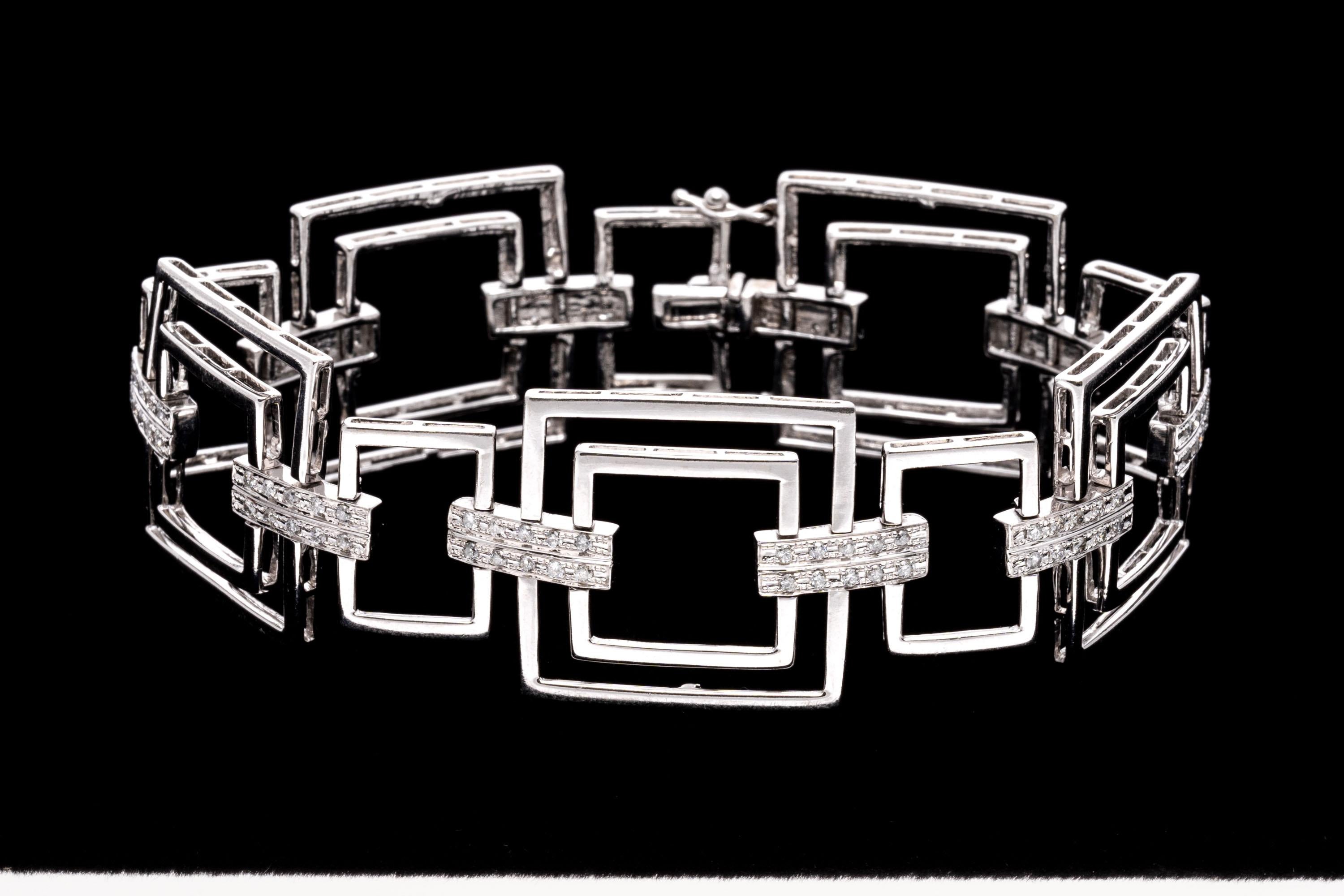 Bracciale in oro bianco 14k. Questo bracciale di grande effetto contiene modeste maglie quadrate aperte in oro bianco lucidato che si alternano a doppie maglie orizzontali di collegamento, con diamanti rotondi sfaccettati, circa 0,51 TCW e