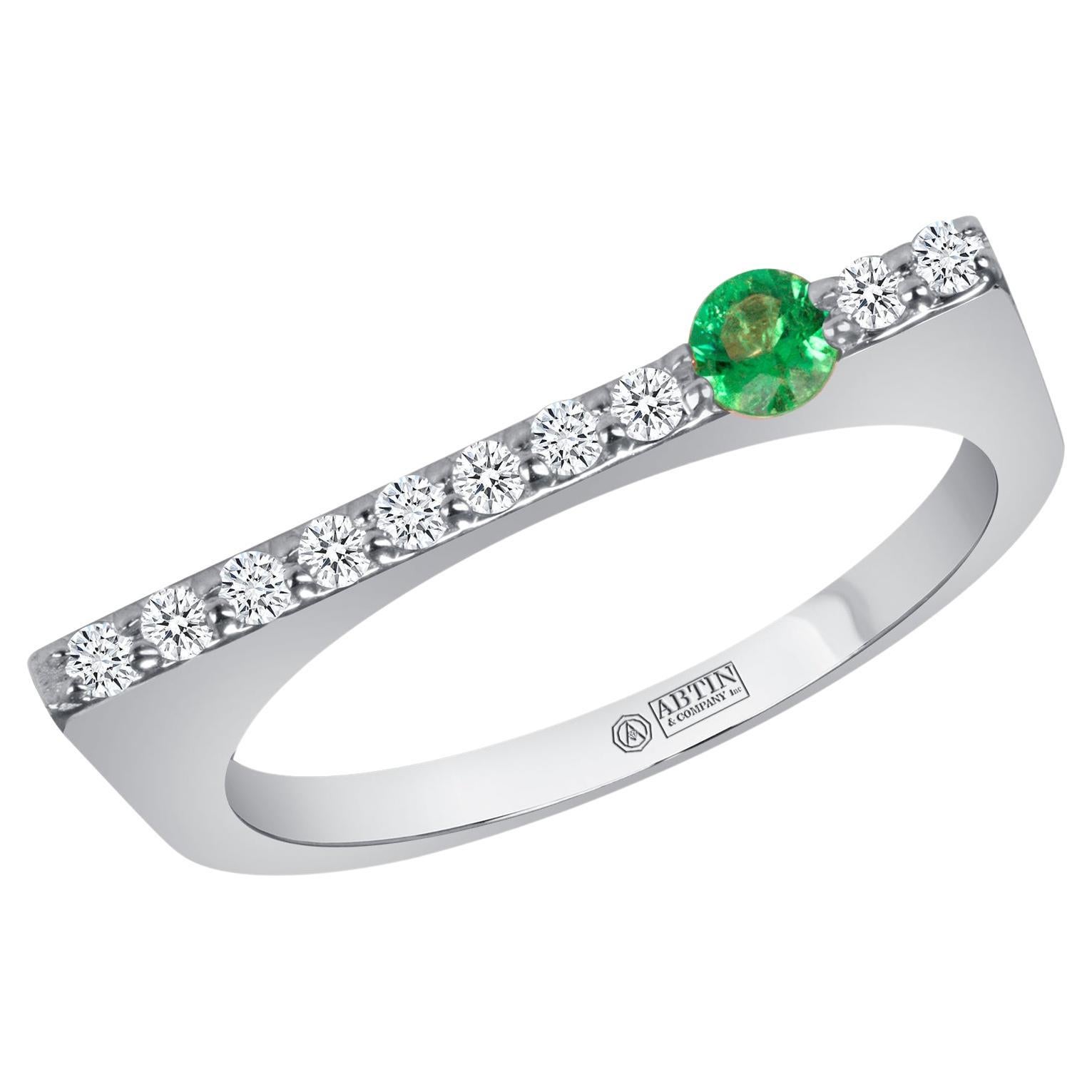 14K Weißgold Moderner stapelbarer Ring mit Dainty Bar Diamant & blauem Smaragd