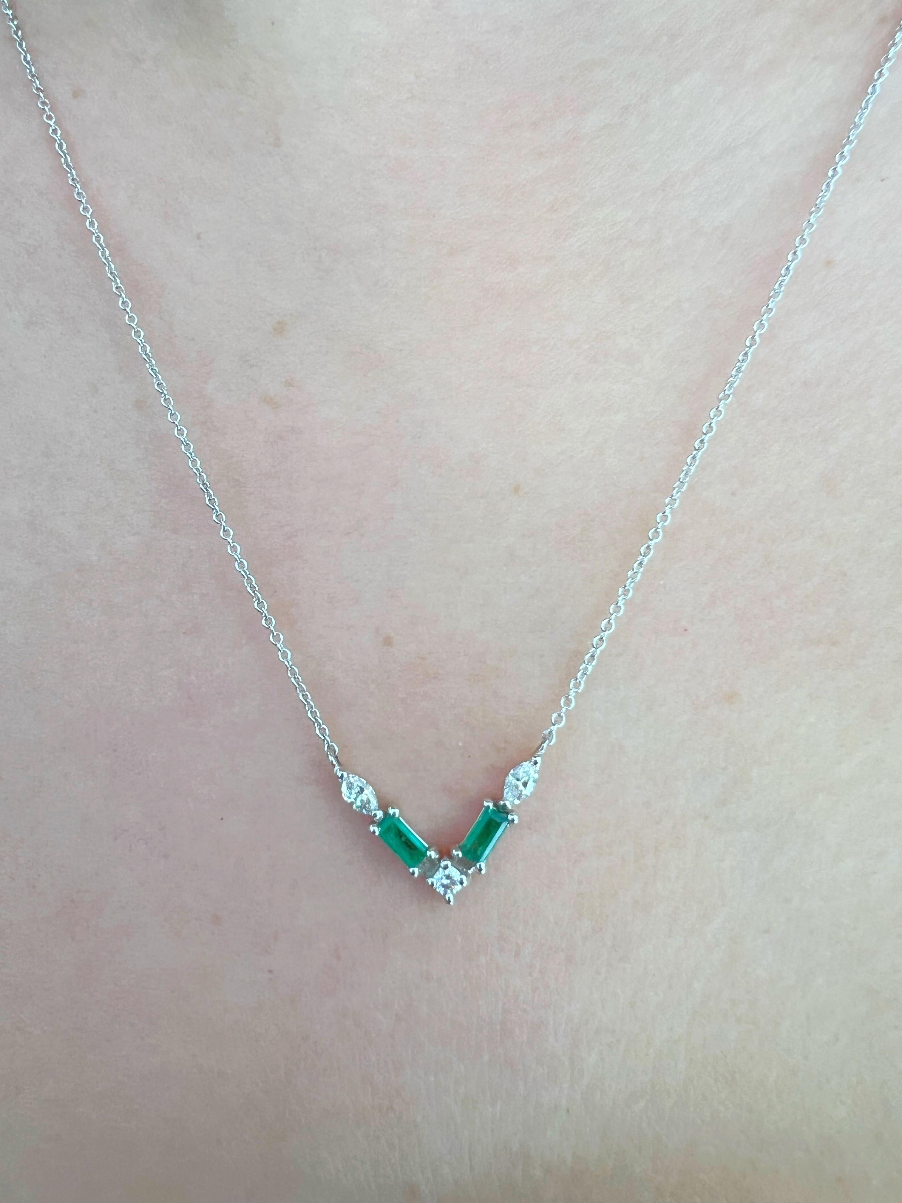 14K White Gold Modern Diamond & Emerald Baguette Pendant Necklace In New Condition For Sale In Los Angeles, CA