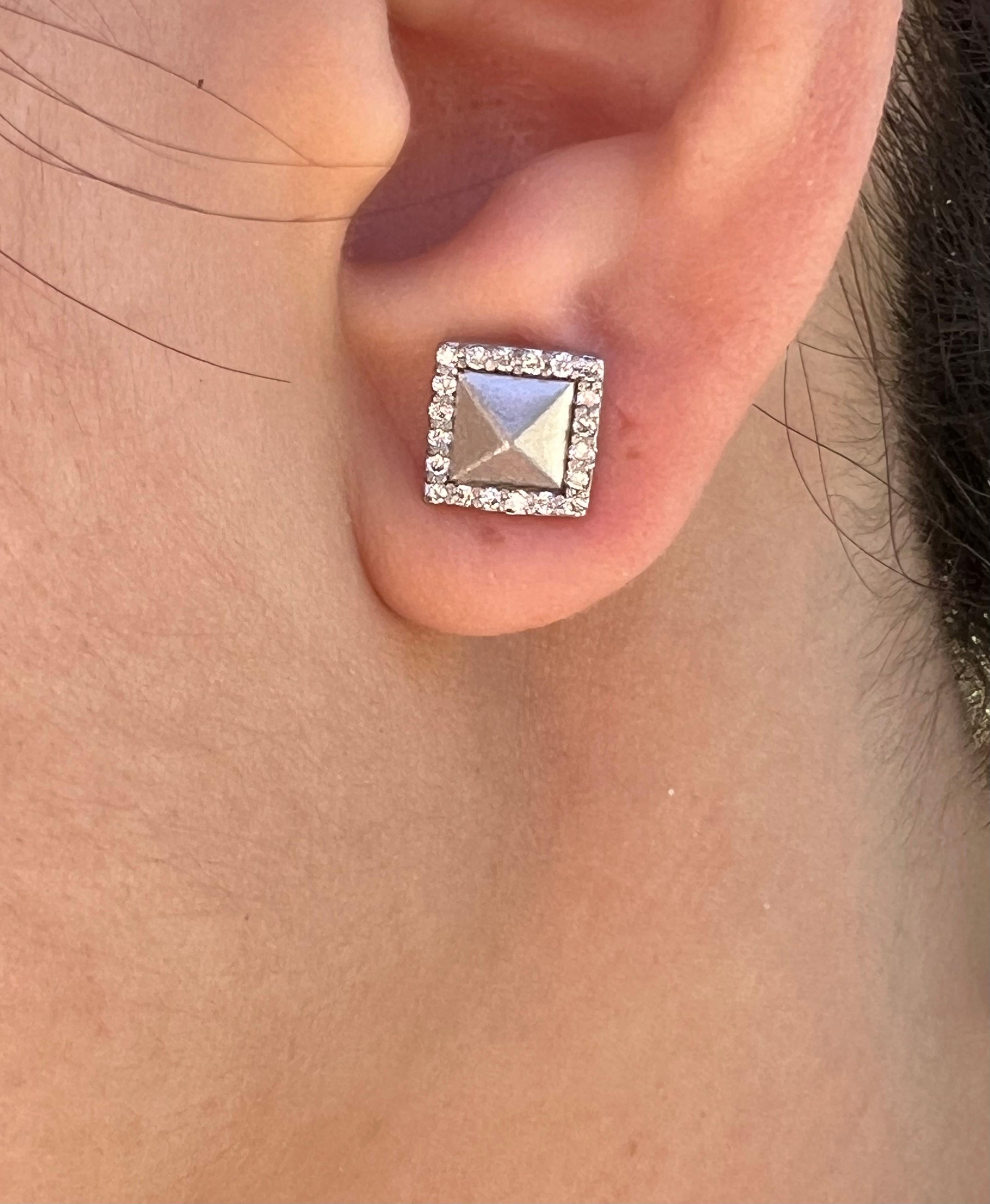 Round Cut 14K White Gold Modern Square Pyramid Matt Finishing Studs Diamond Earring For Sale