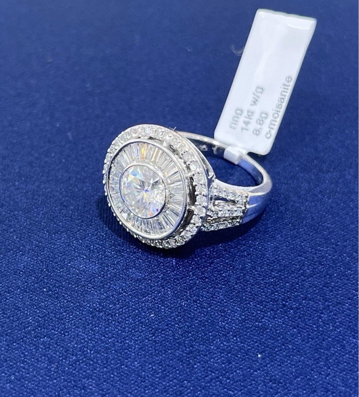 Bague cocktail de style ancien en or blanc 14 carats avec Moissanite ronde et diamant baguette en vente 6
