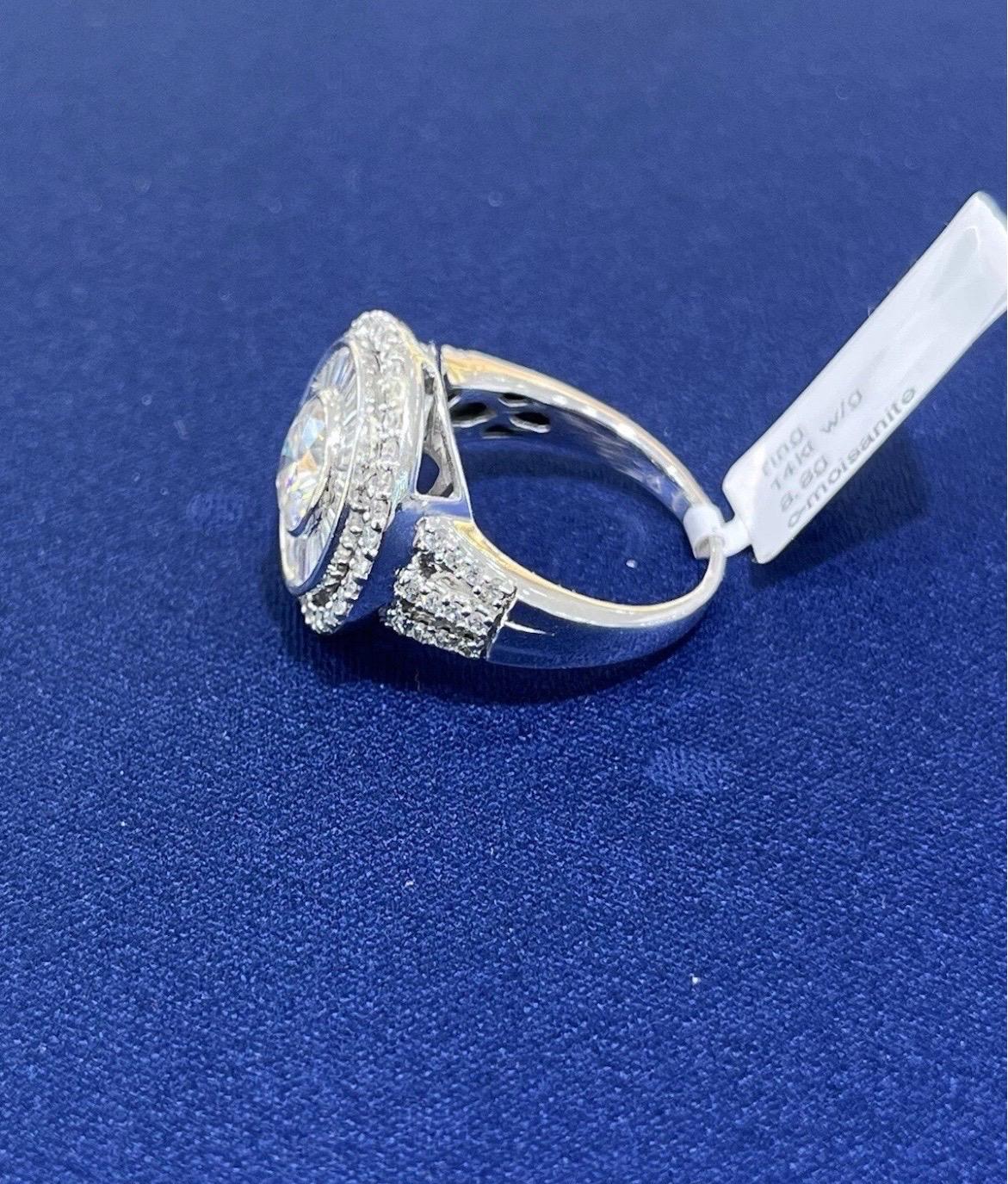 Bague cocktail de style ancien en or blanc 14 carats avec Moissanite ronde et diamant baguette en vente 7