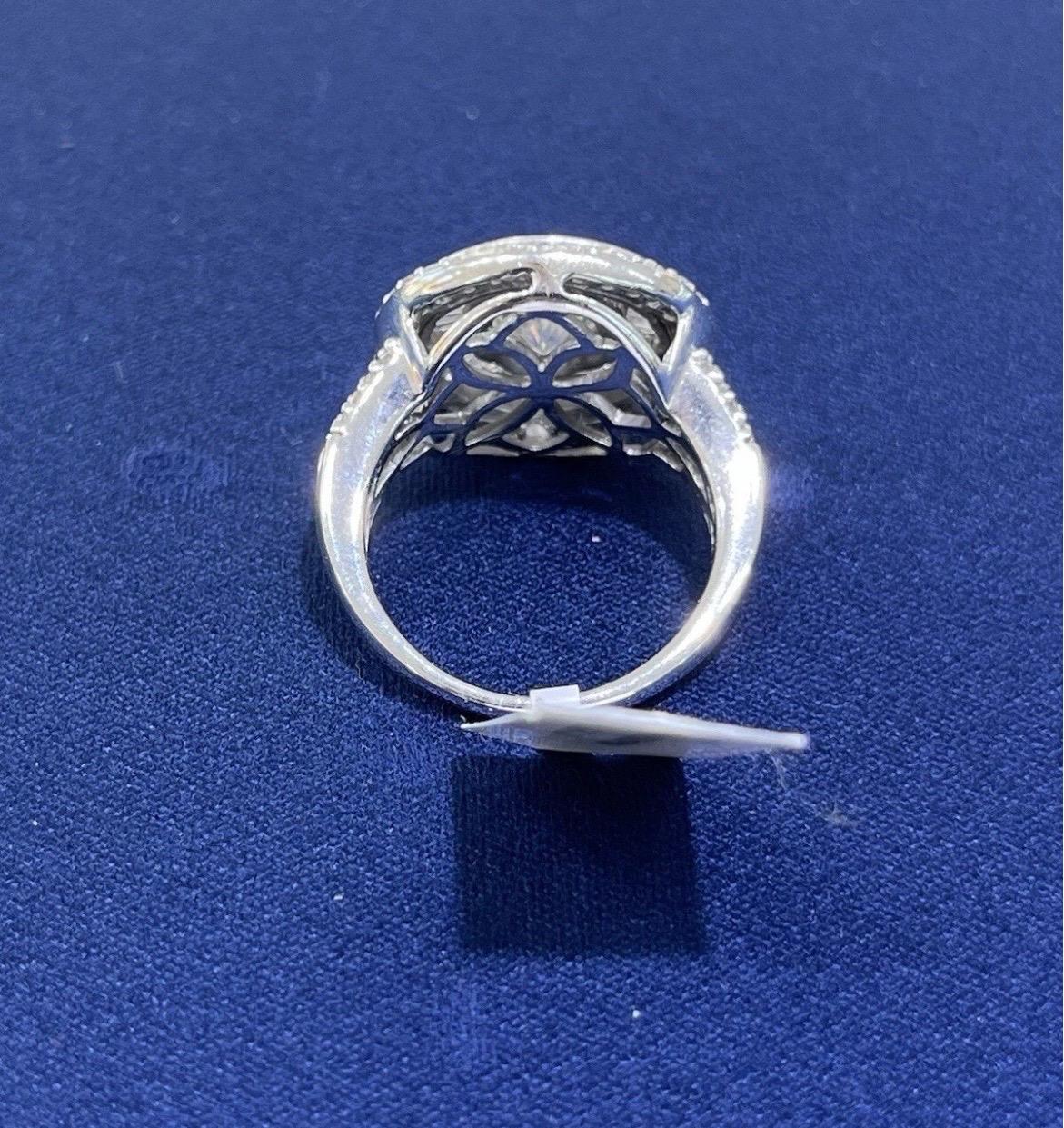 Bague cocktail de style ancien en or blanc 14 carats avec Moissanite ronde et diamant baguette en vente 9