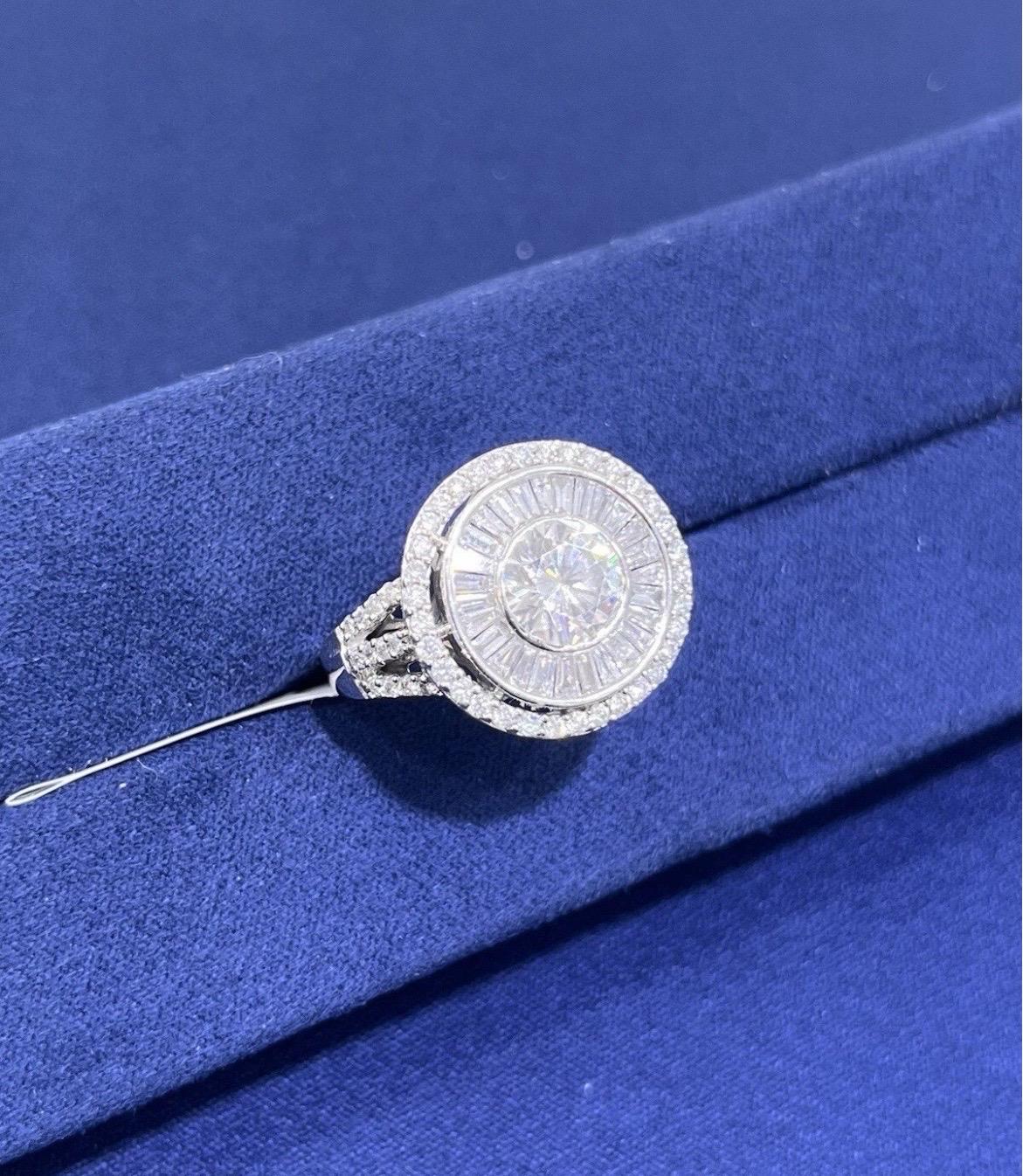 Bague cocktail de style ancien en or blanc 14 carats avec Moissanite ronde et diamant baguette en vente 11
