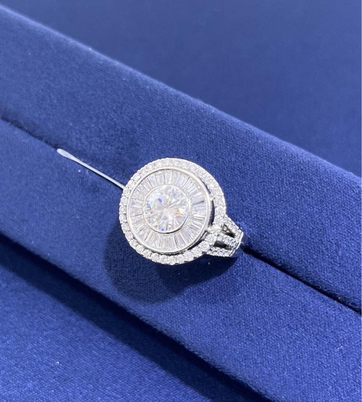 Bague cocktail de style ancien en or blanc 14 carats avec Moissanite ronde et diamant baguette en vente 12