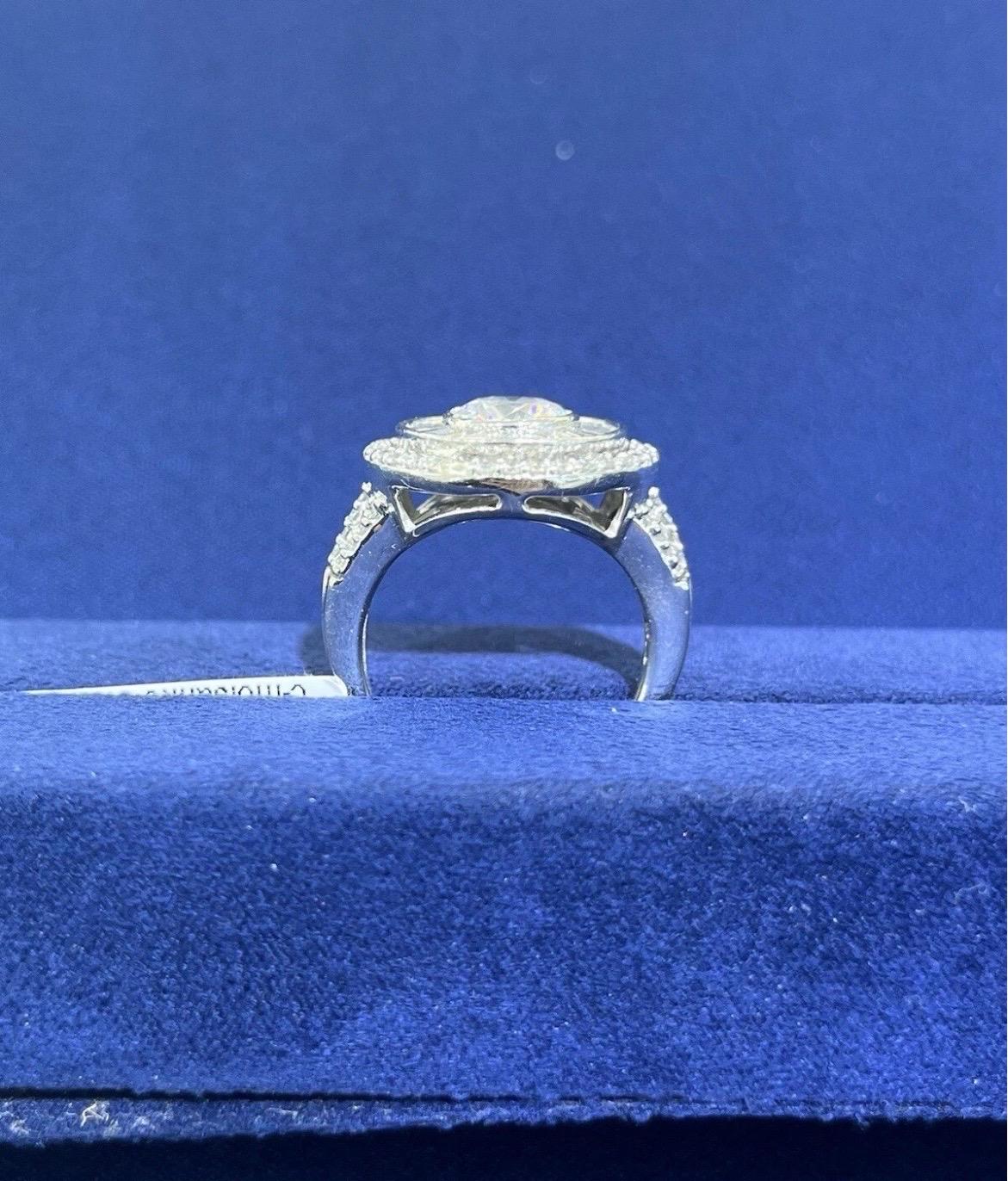 Bague cocktail de style ancien en or blanc 14 carats avec Moissanite ronde et diamant baguette en vente 13