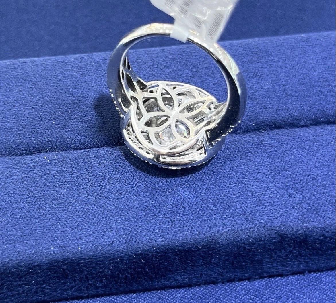 Bague cocktail de style ancien en or blanc 14 carats avec Moissanite ronde et diamant baguette en vente 14